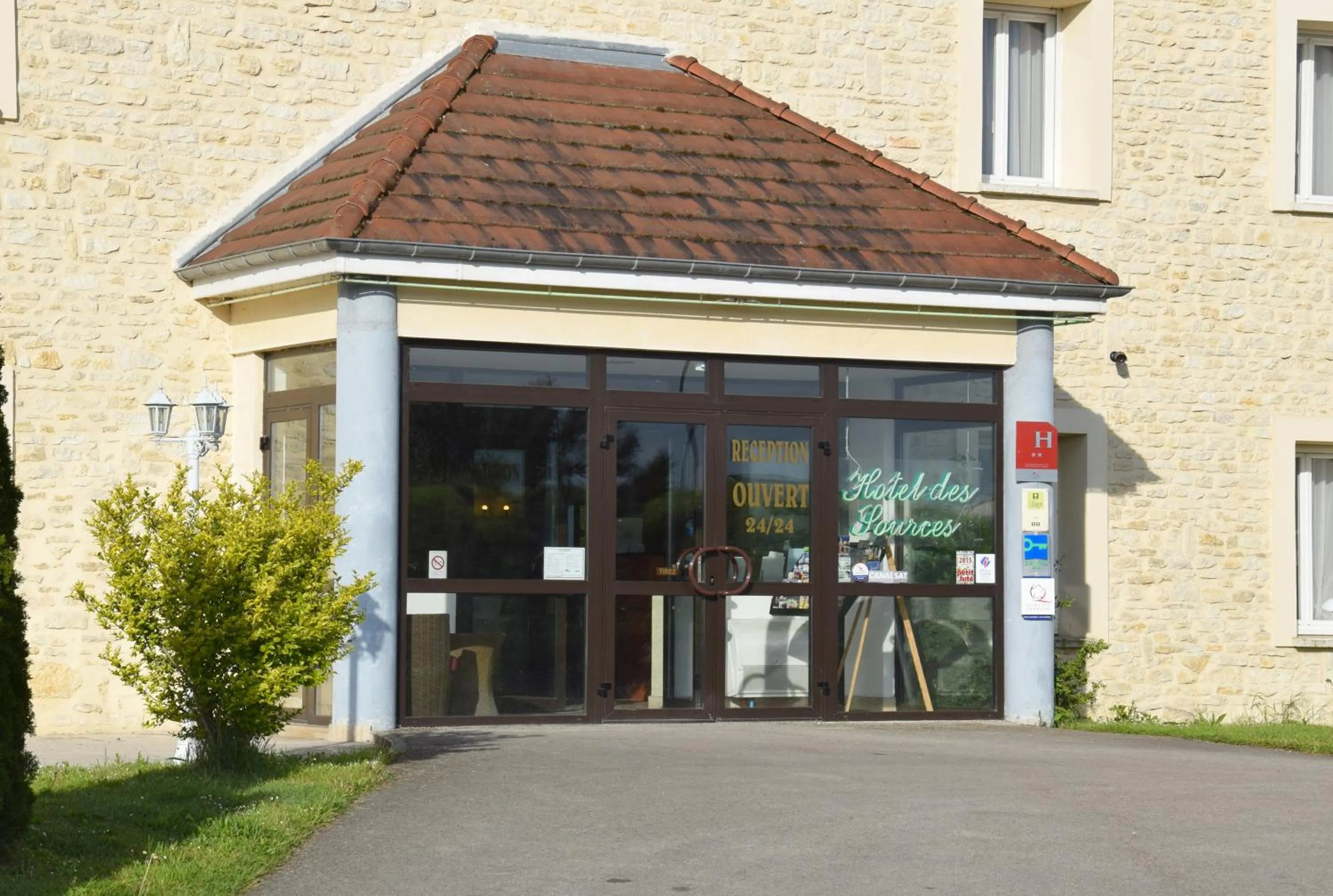 Facade/entrance in Logis Des Sources