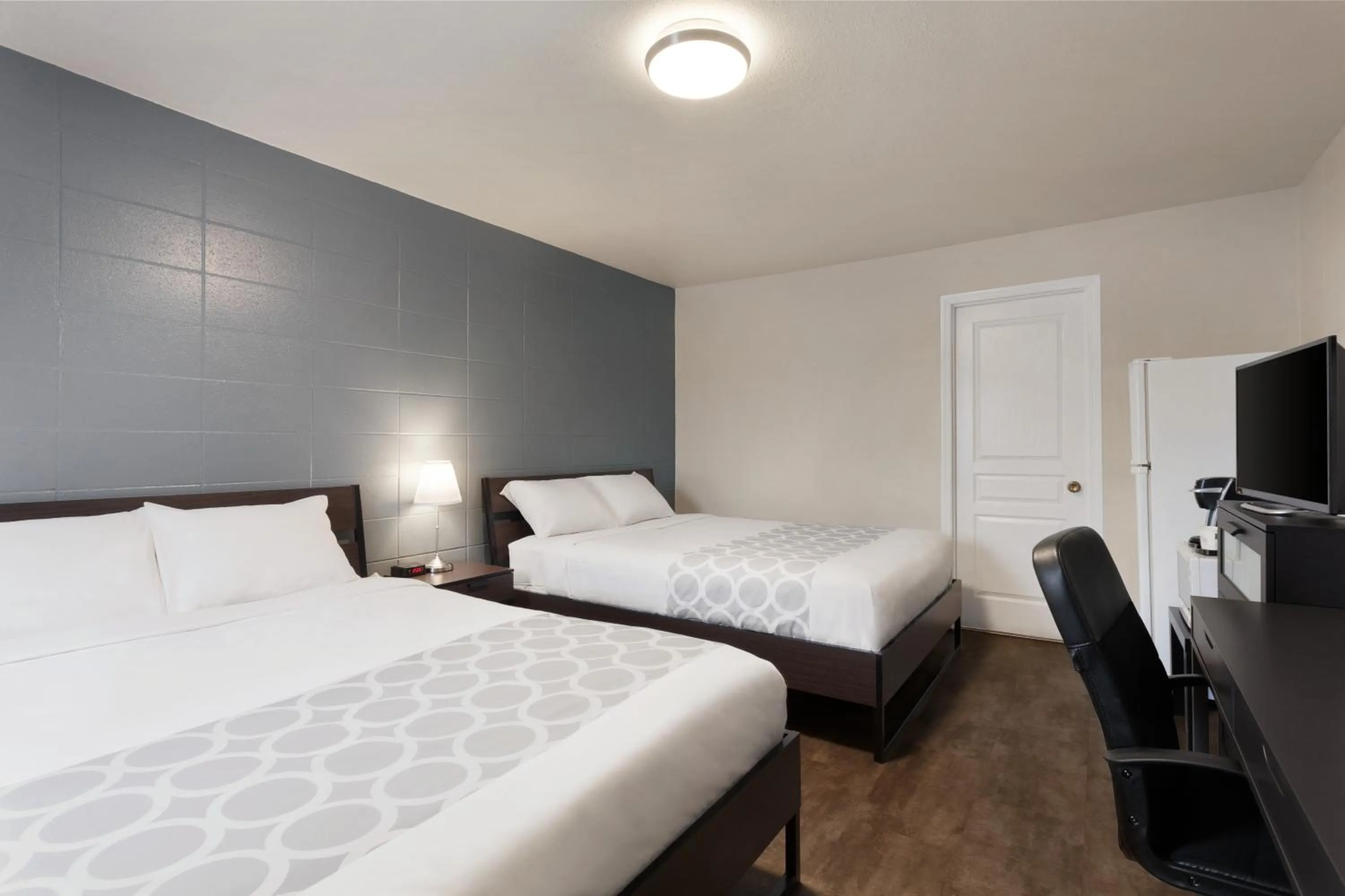 Bedroom, Bed in Howard Johnson by Wyndham Grande Prairie