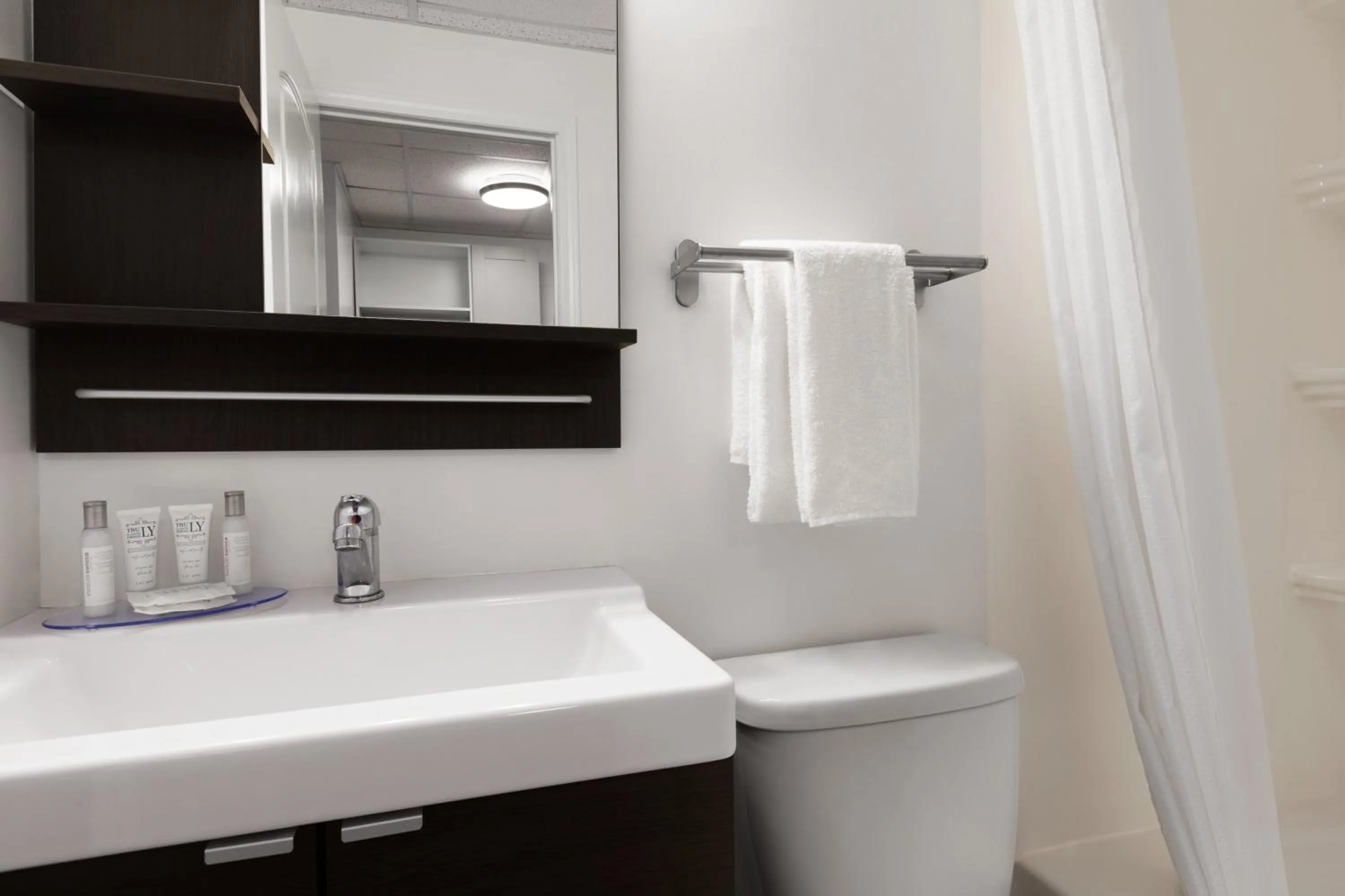 Bathroom in Howard Johnson by Wyndham Grande Prairie