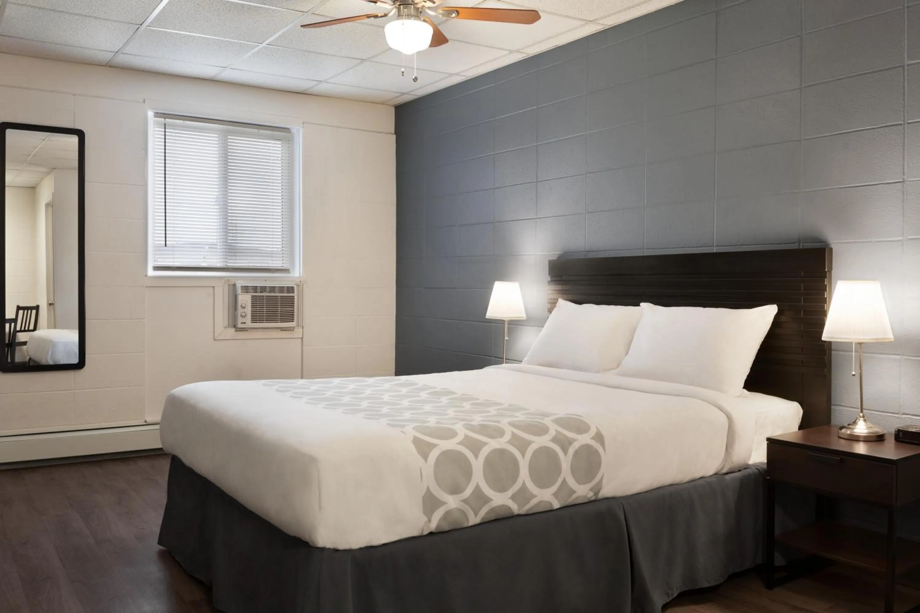 Bedroom, Bed in Howard Johnson by Wyndham Grande Prairie