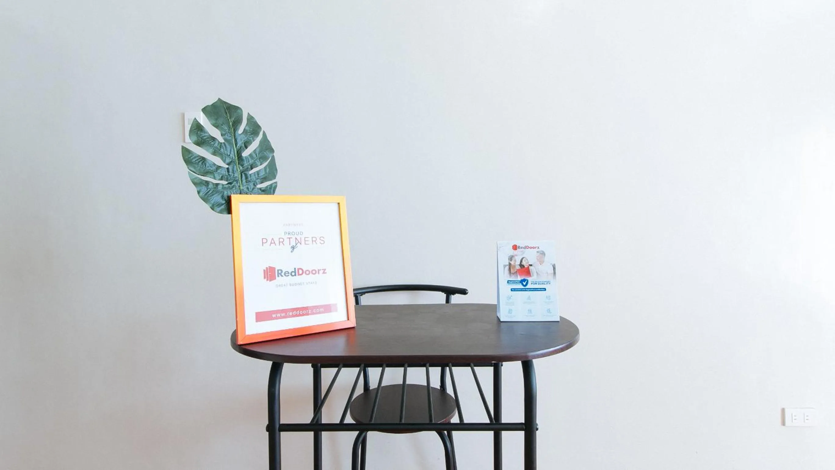 Lobby or reception in RedDoorz @ LS Suites Poblacion Culasi Antique