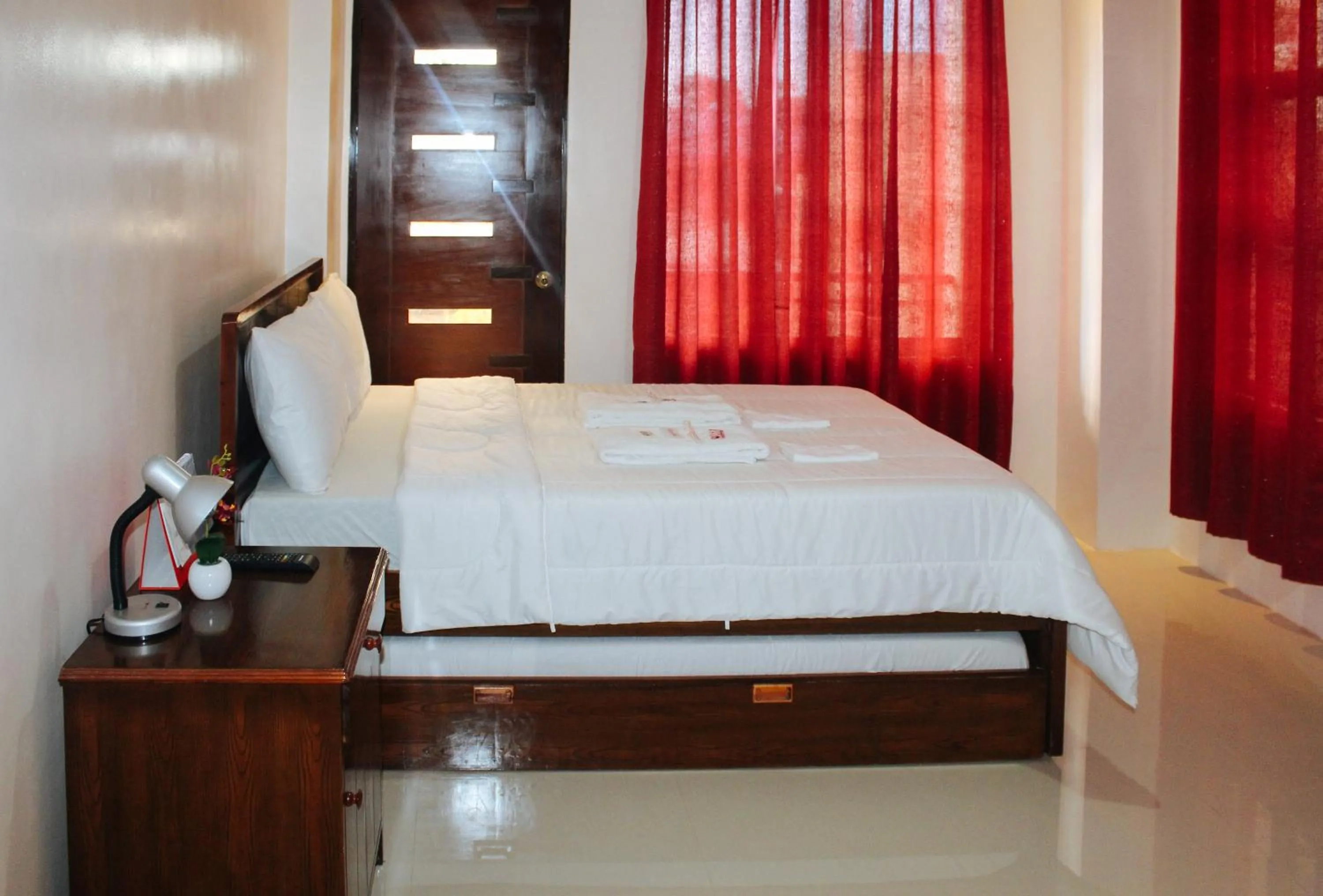 Bed in RedDoorz @ LS Suites Poblacion Culasi Antique