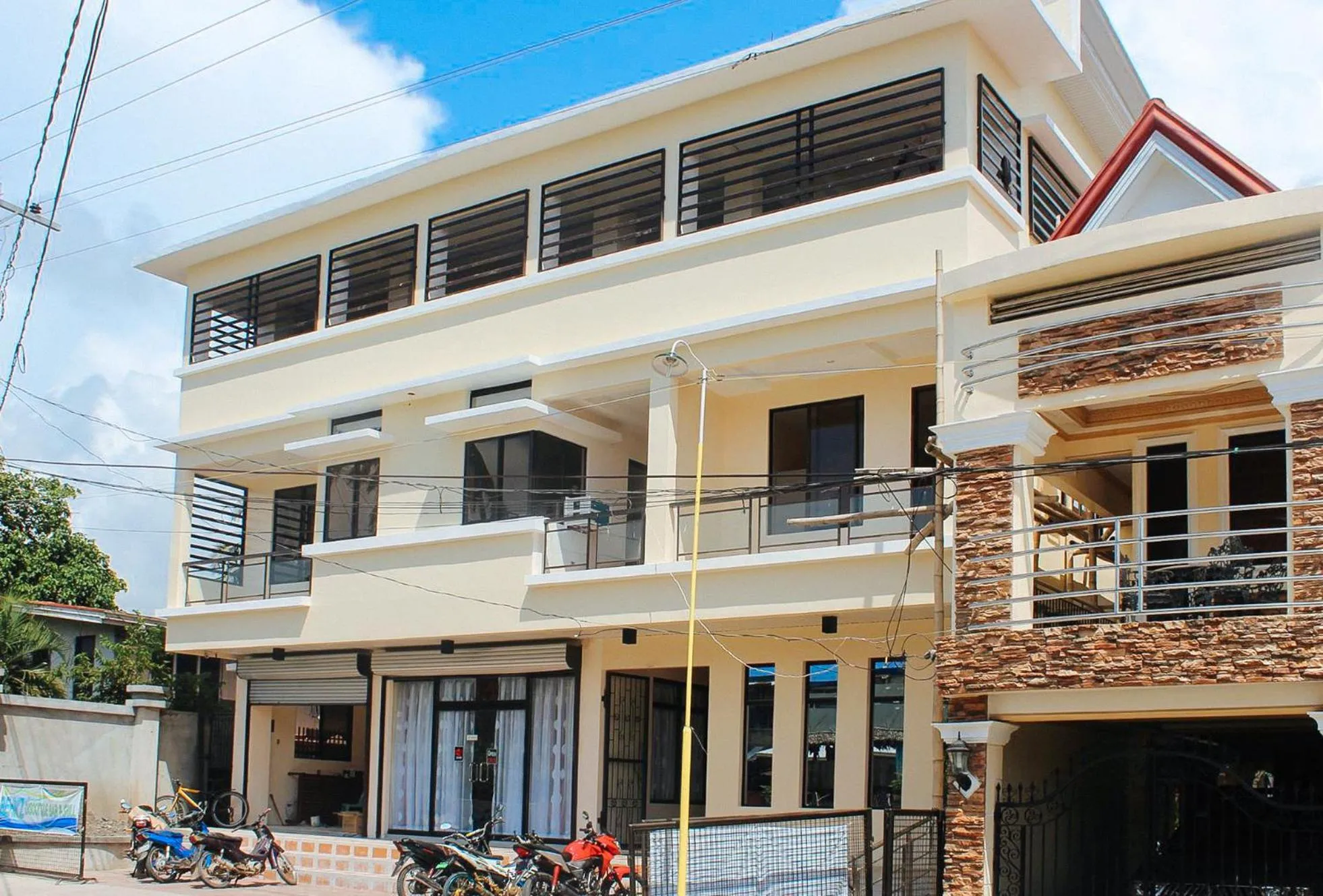Property building in RedDoorz @ LS Suites Poblacion Culasi Antique