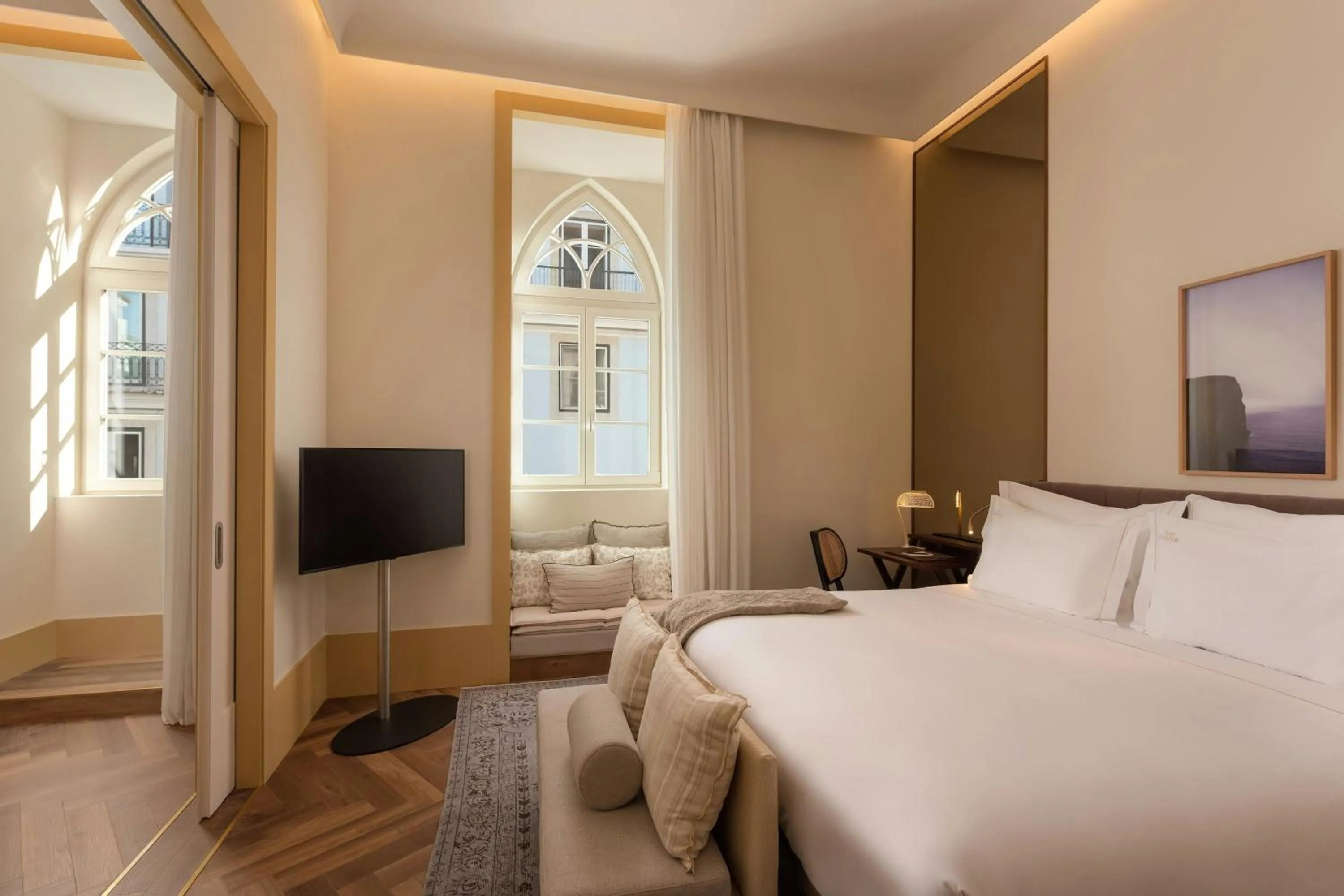 Photo of the whole room, Bed in The Ivens, Autograph Collection