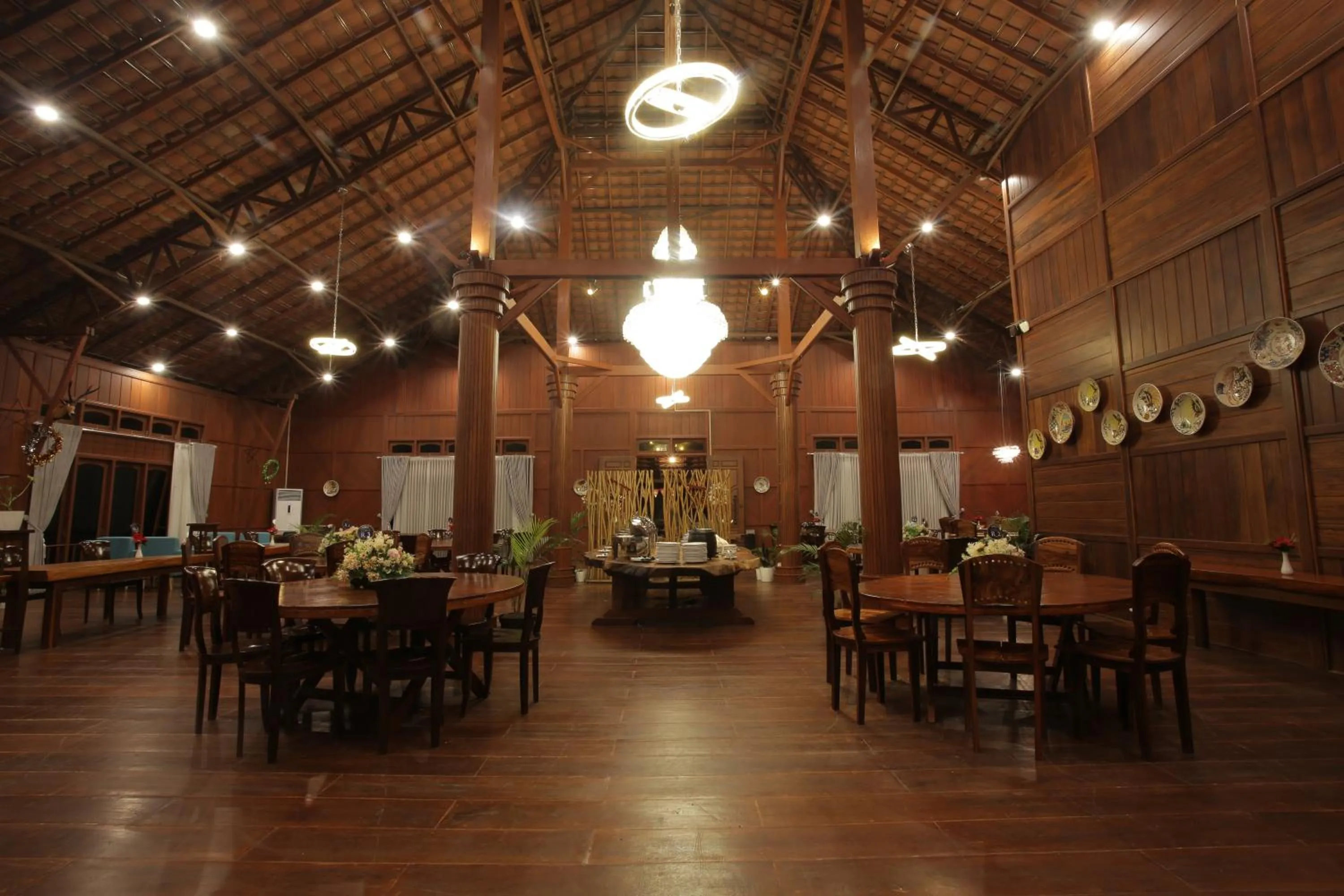 Restaurant/places to eat in Kasuari Exotic Resort Magelang