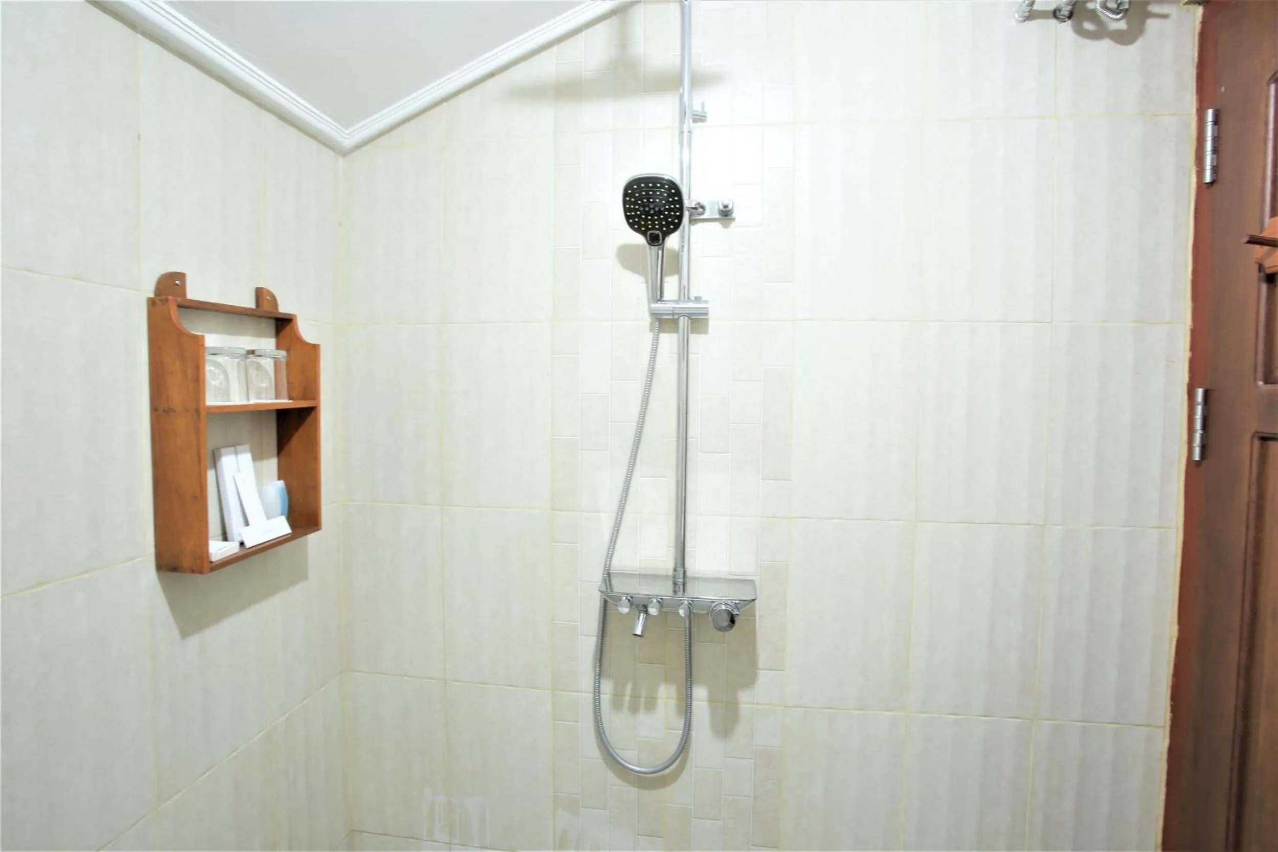 Shower in Kasuari Exotic Resort Magelang