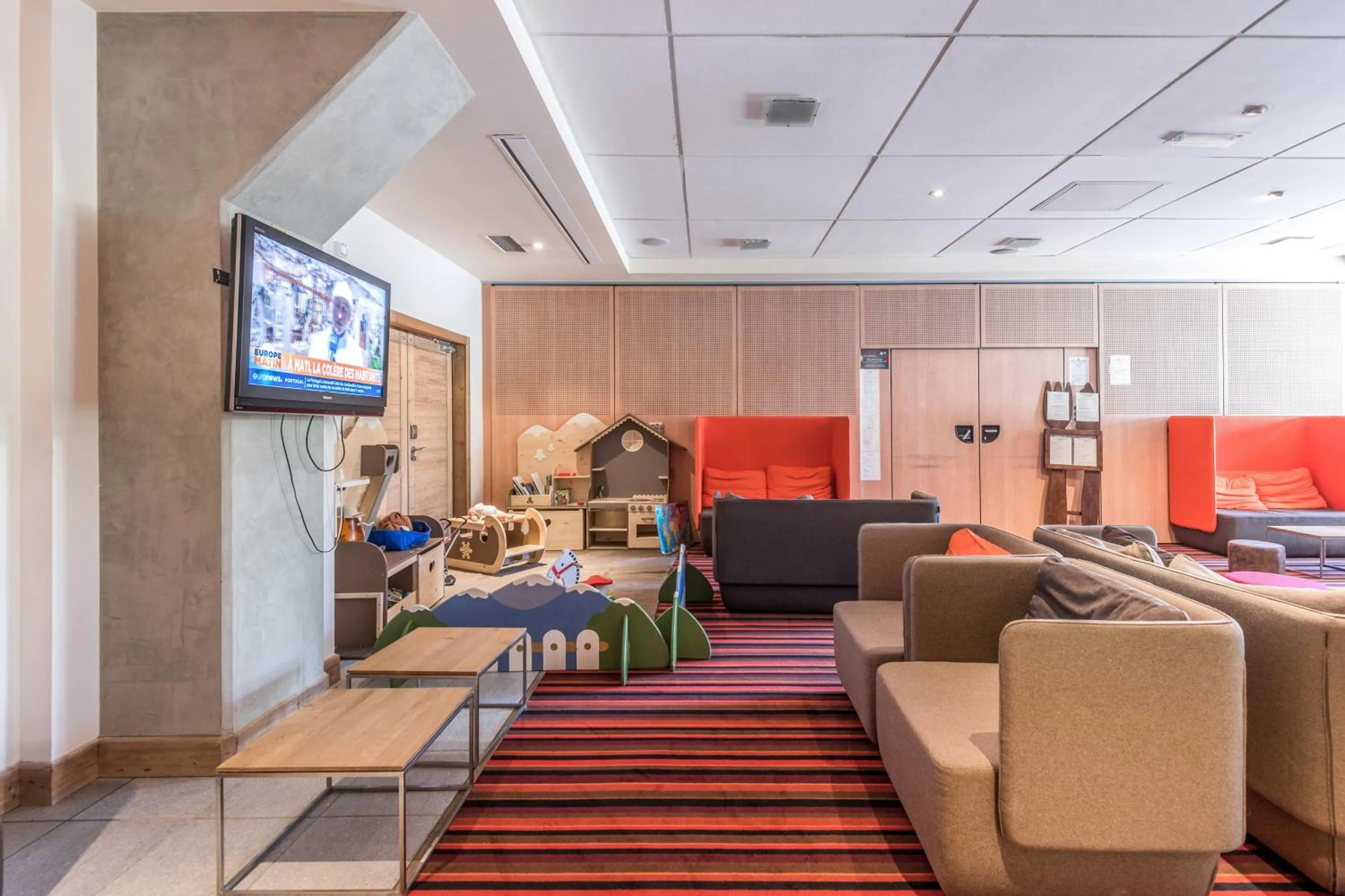 Communal lounge/ TV room in Résidence Pierre & Vacances Premium Les Terrasses d'Eos