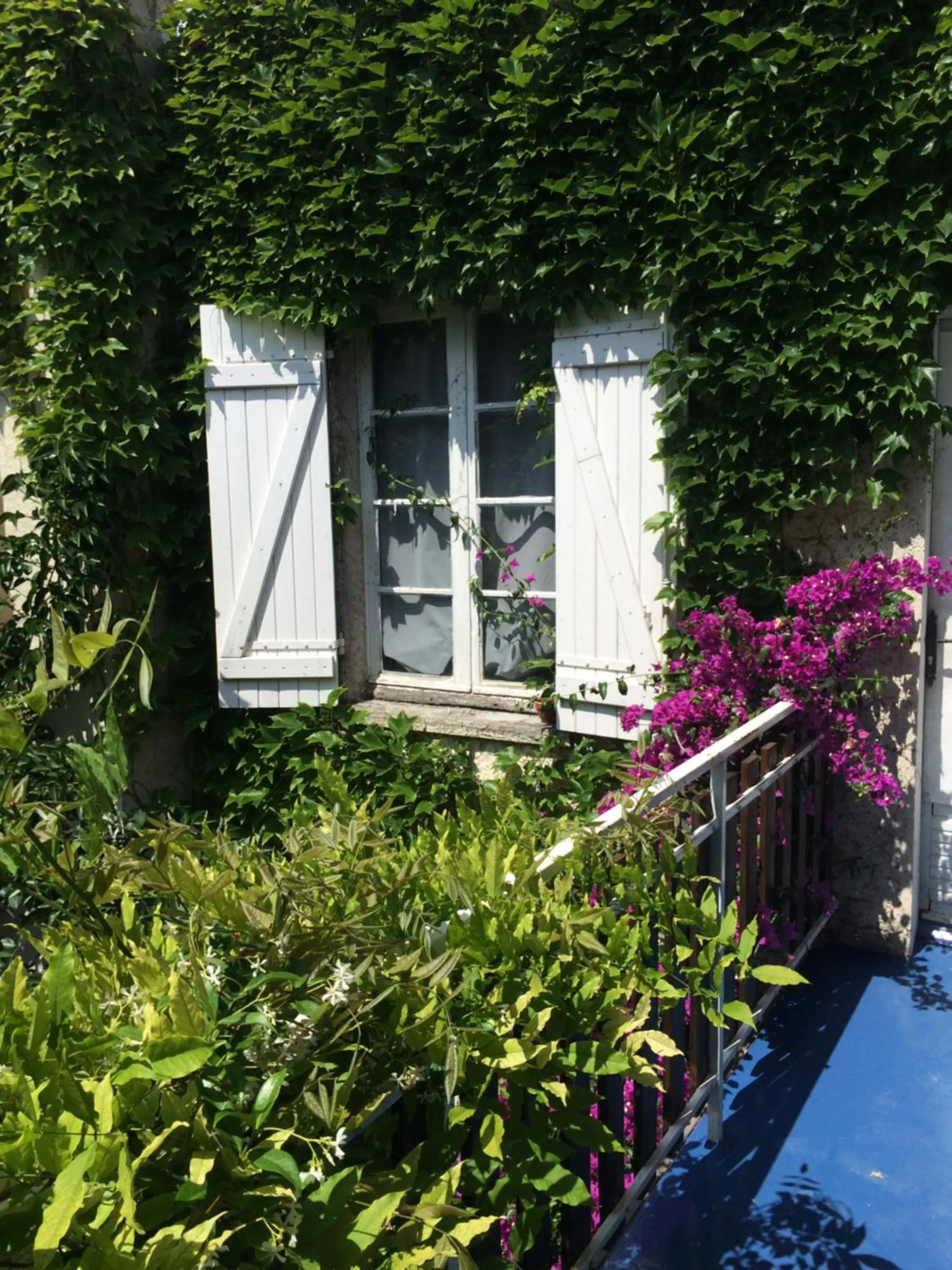 Patio in Hotel Saint Louis - Au Coeur des Remparts