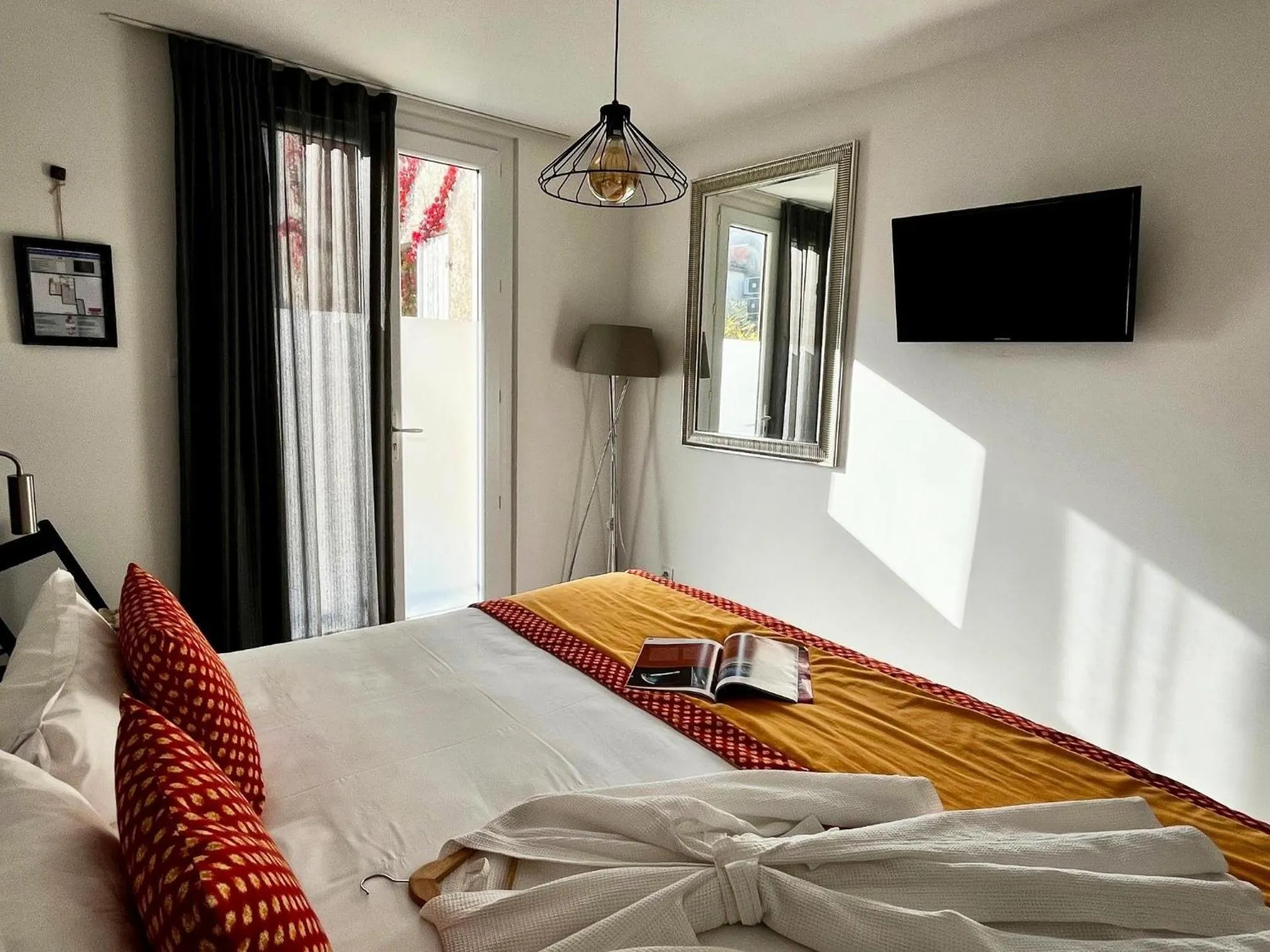 Bed in Hotel Saint Louis - Au Coeur des Remparts