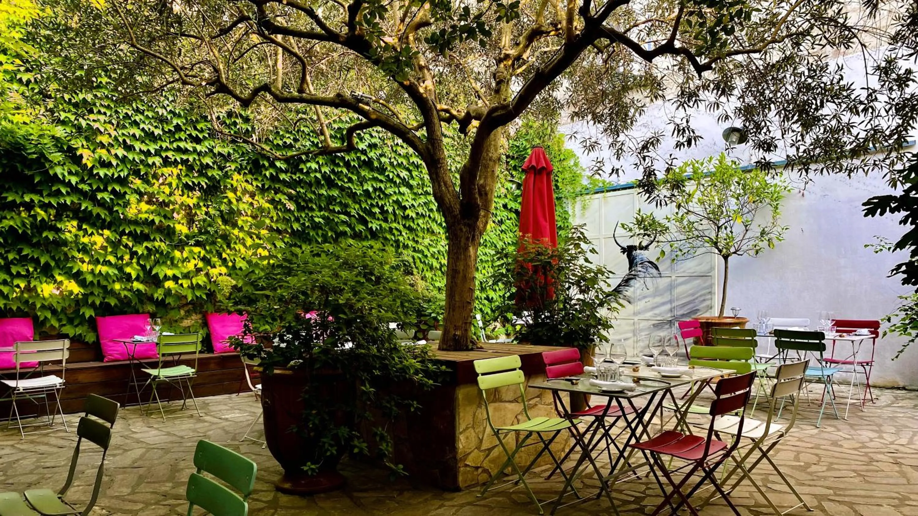 Patio in Hotel Saint Louis - Au Coeur des Remparts