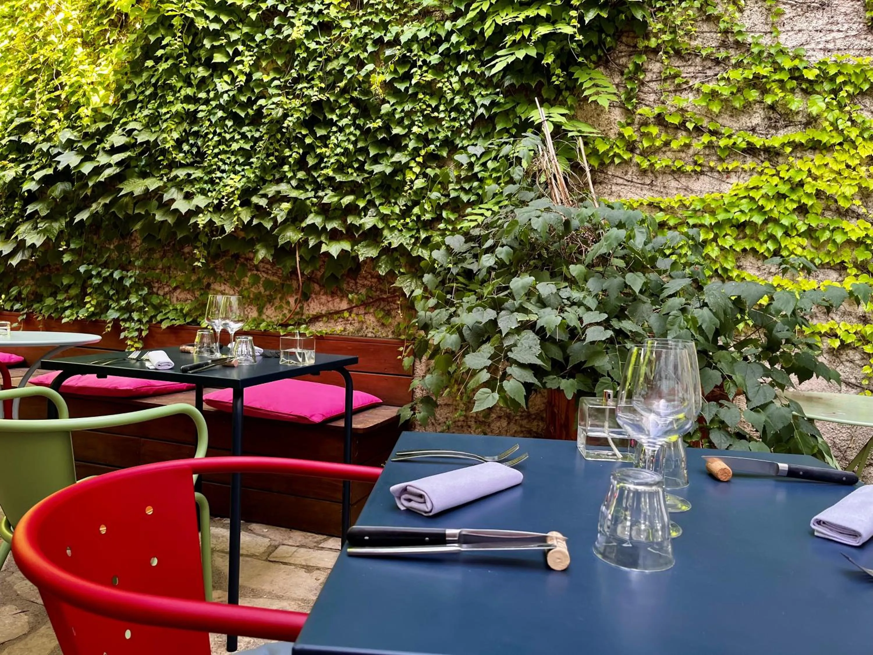 Patio in Hotel Saint Louis - Au Coeur des Remparts