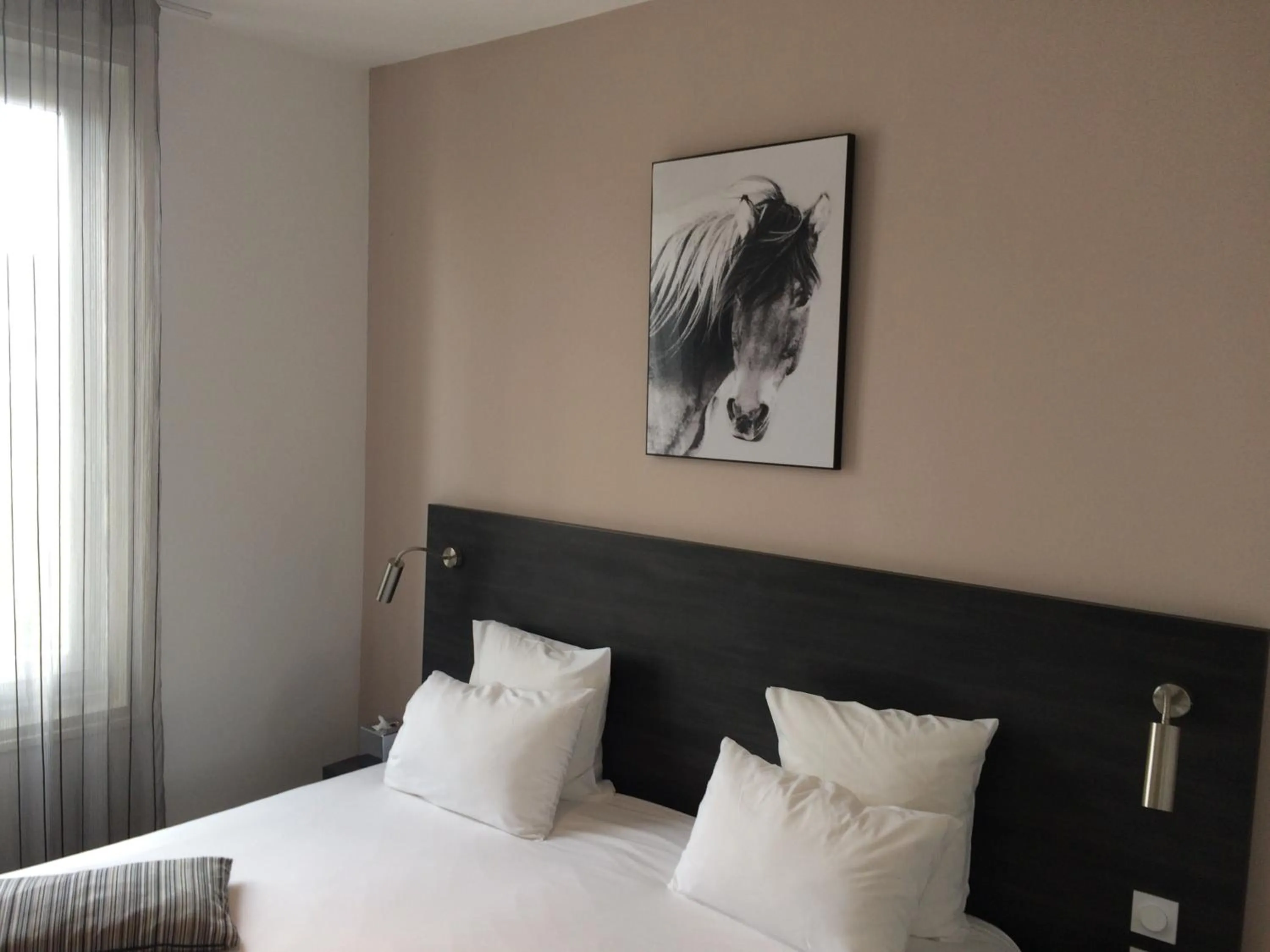 Photo of the whole room, Bed in Hotel Saint Louis - Au Coeur des Remparts