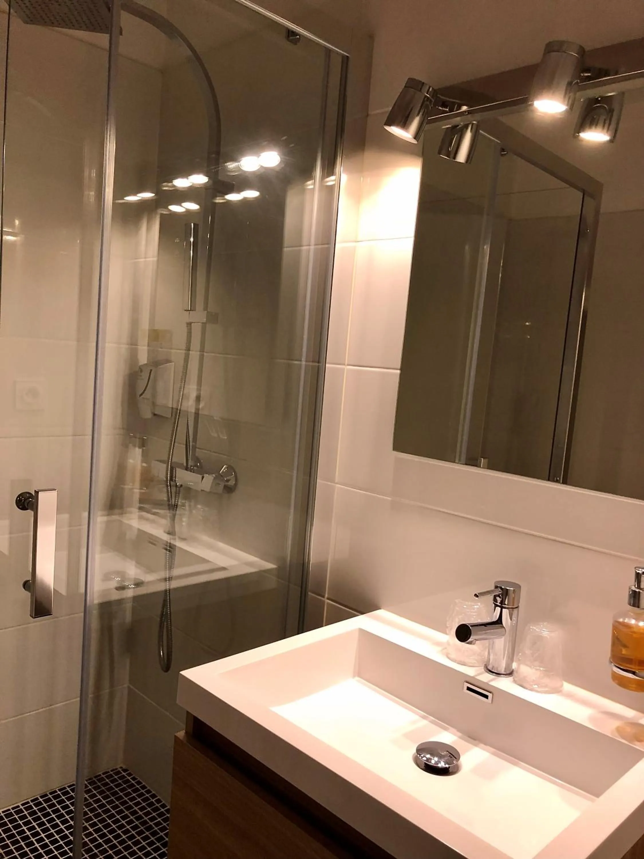 Bathroom in Hotel Saint Louis - Au Coeur des Remparts