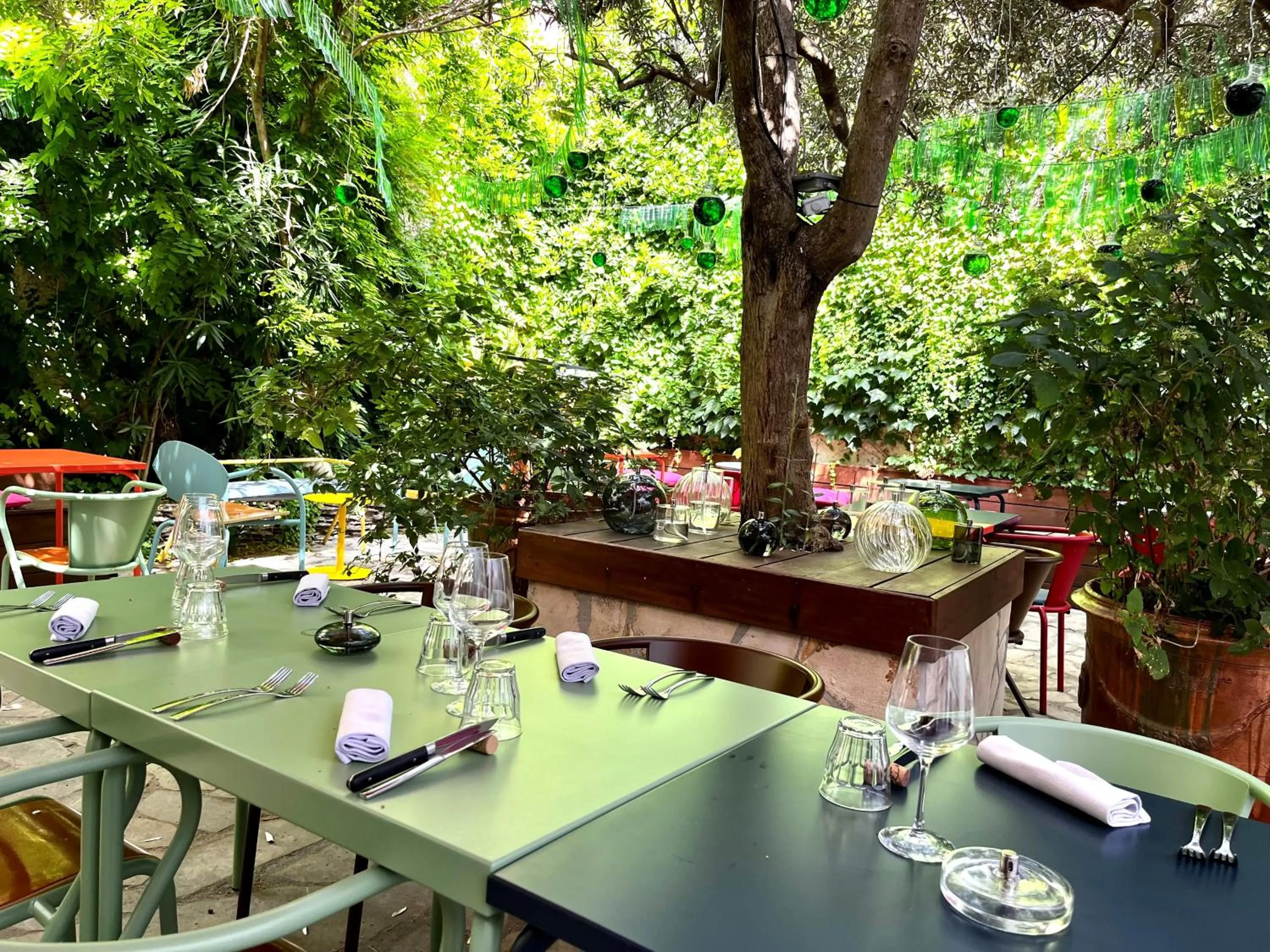 Patio in Hotel Saint Louis - Au Coeur des Remparts