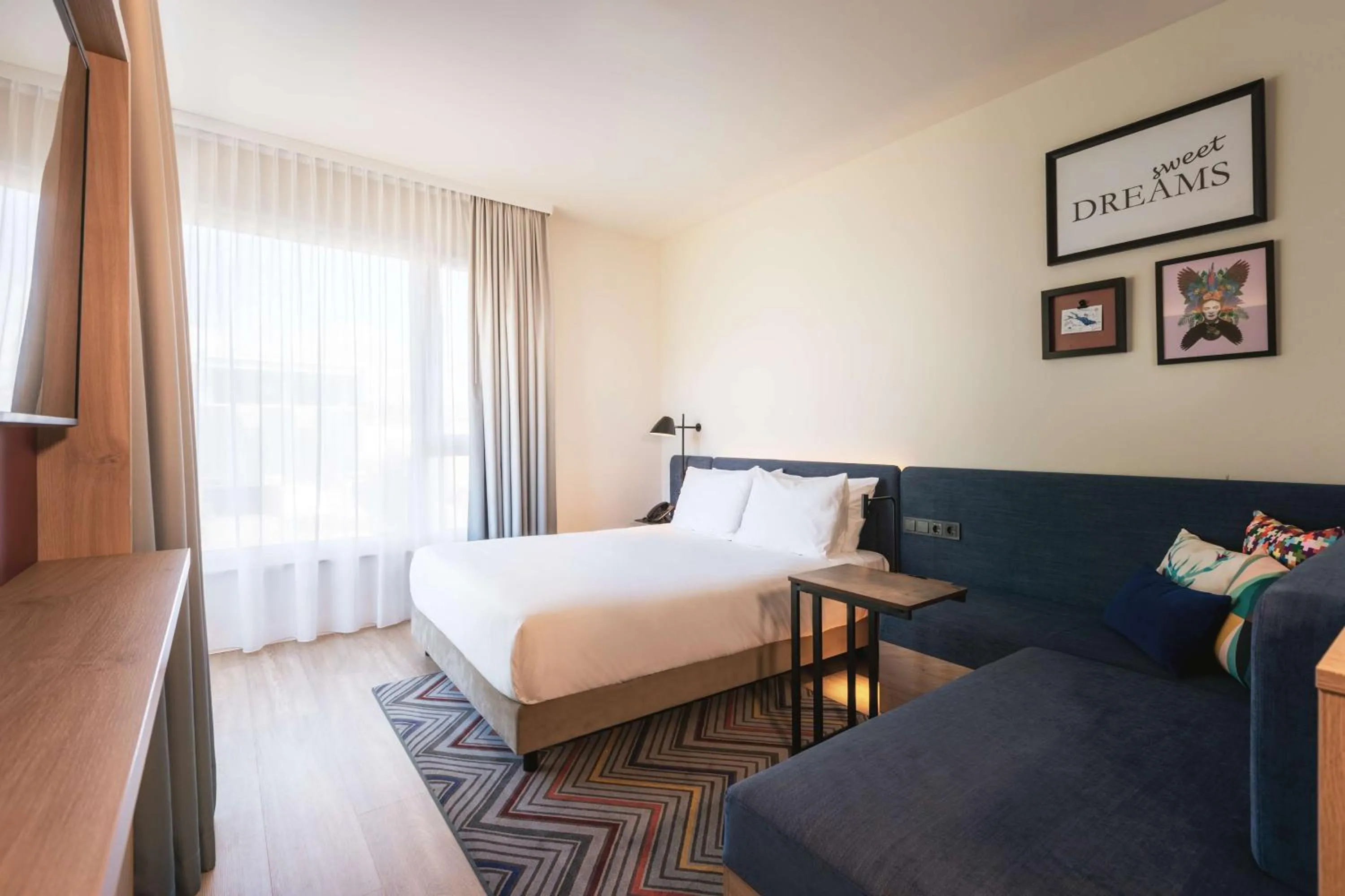Living room, Bed in Hampton by Hilton Konstanz