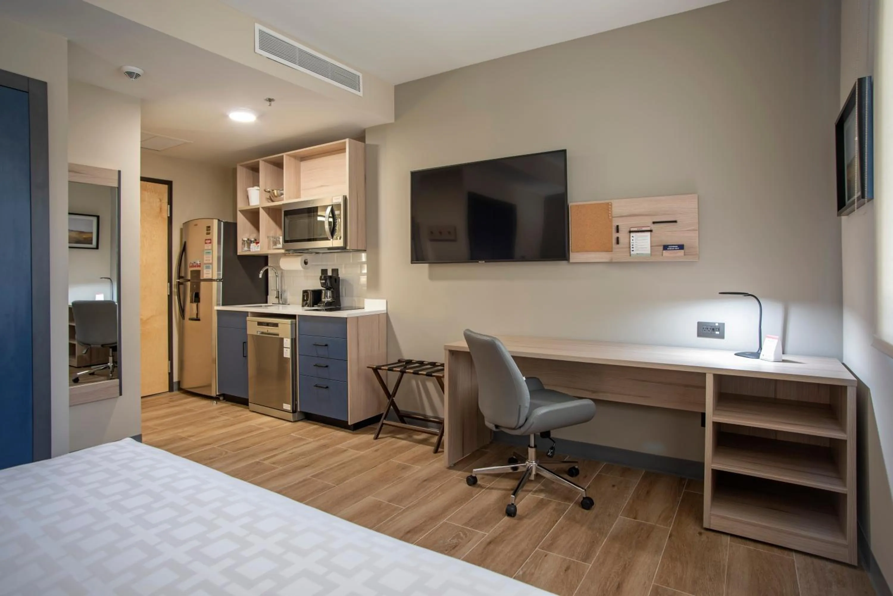 Photo of the whole room, Bed in Candlewood Suites - Guadalajara Galerias by IHG