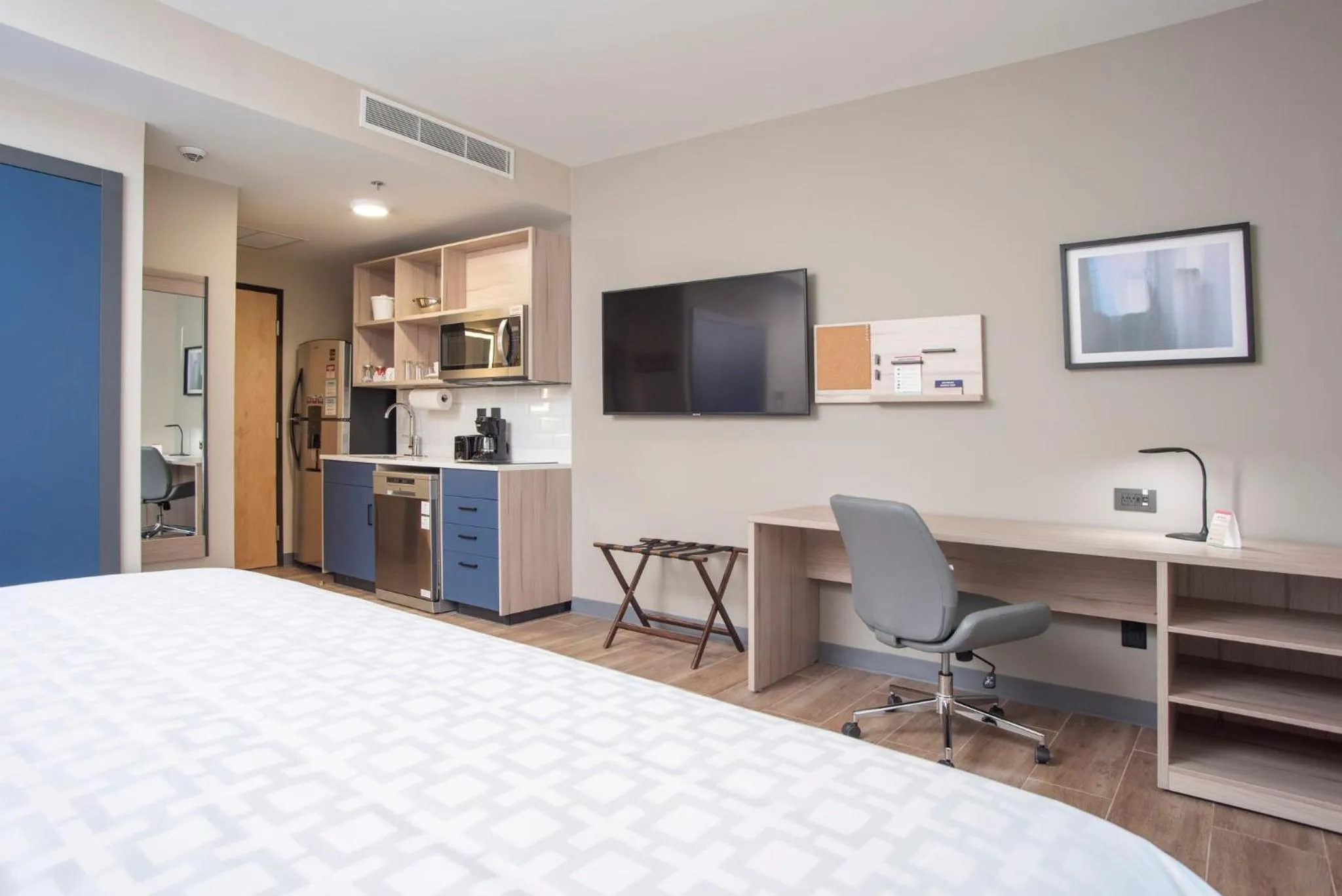 Photo of the whole room, Bed in Candlewood Suites - Guadalajara Galerias by IHG