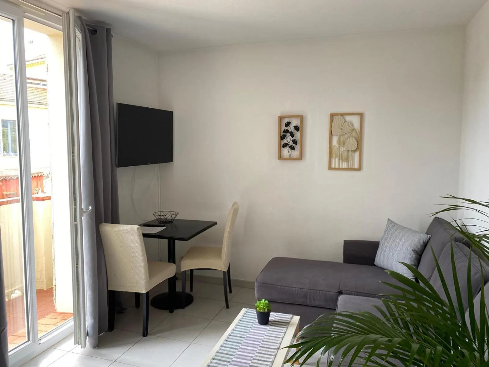 Communal lounge/ TV room in Kimi Résidence