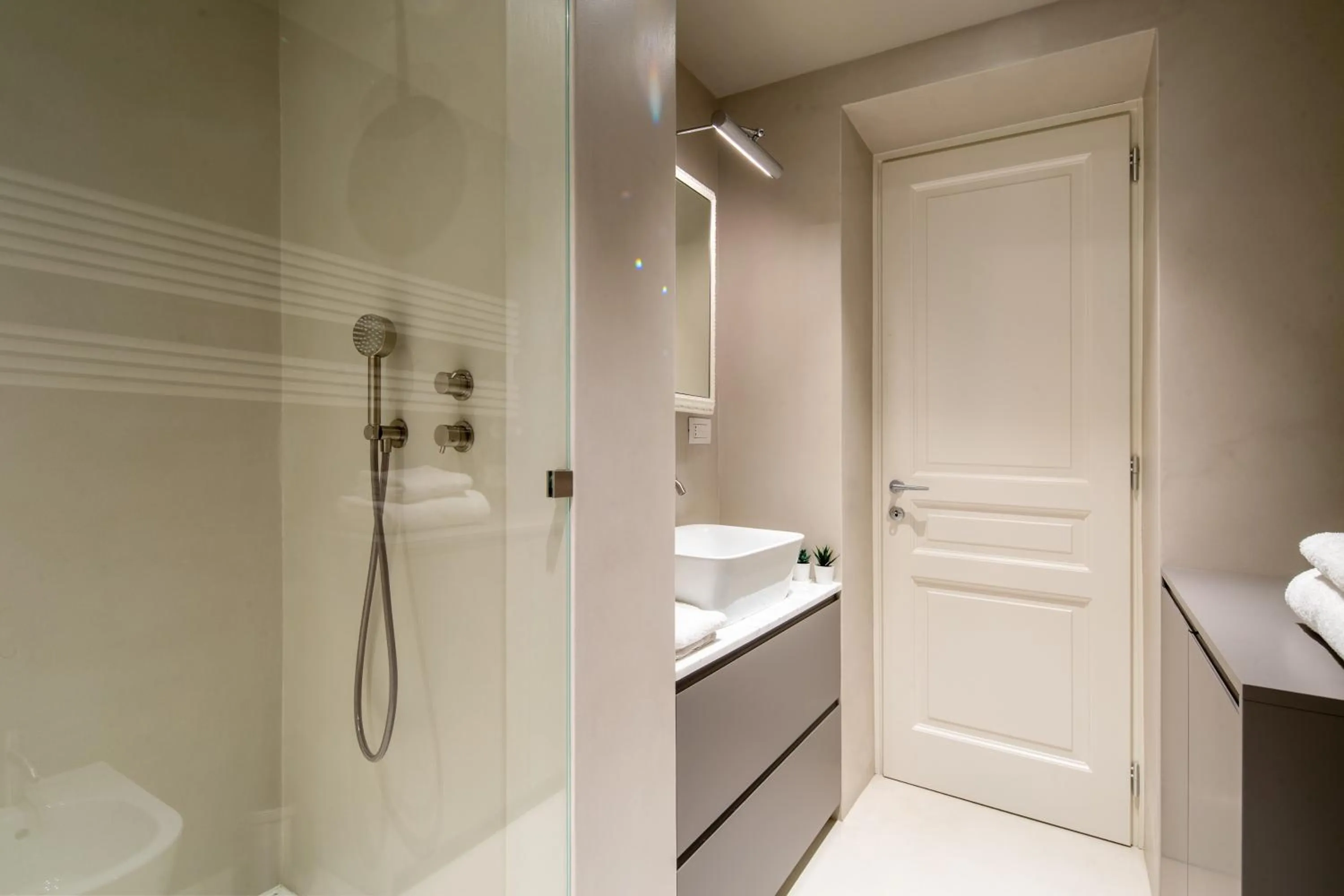 Shower in Florence Luxury Apartment al Duomo by Mmega