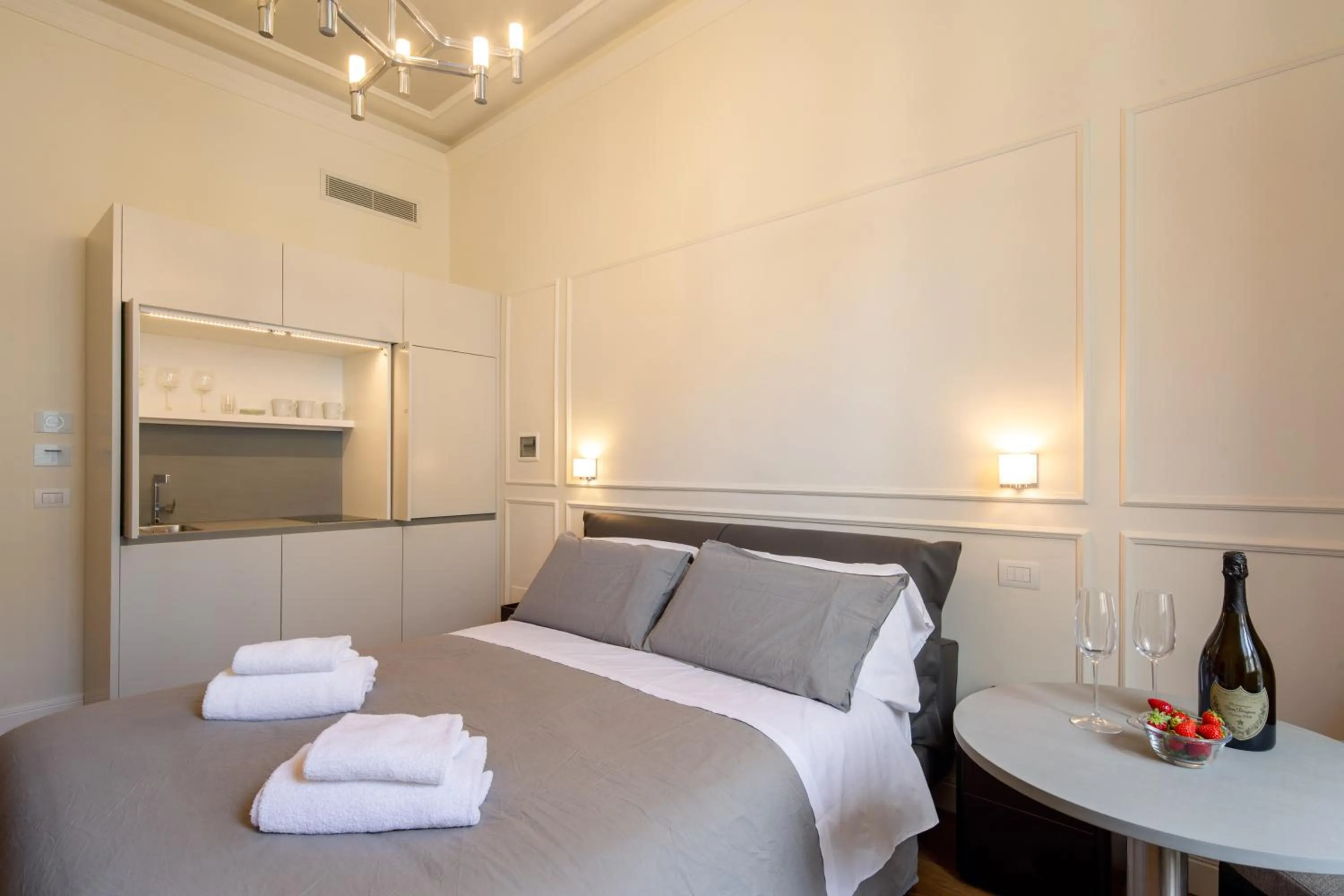 Bed in Florence Luxury Apartment al Duomo by Mmega