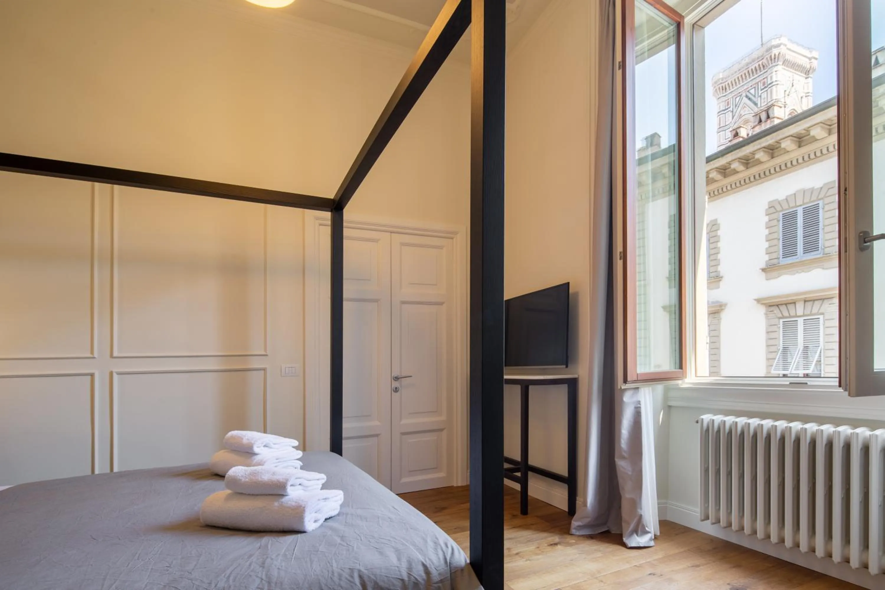 Bed in Florence Luxury Apartment al Duomo by Mmega