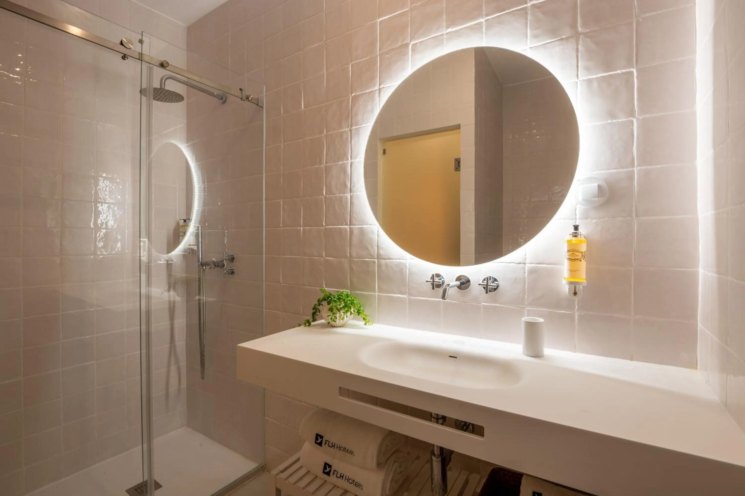 Bathroom in Memoria Lisboa FLH Hotels