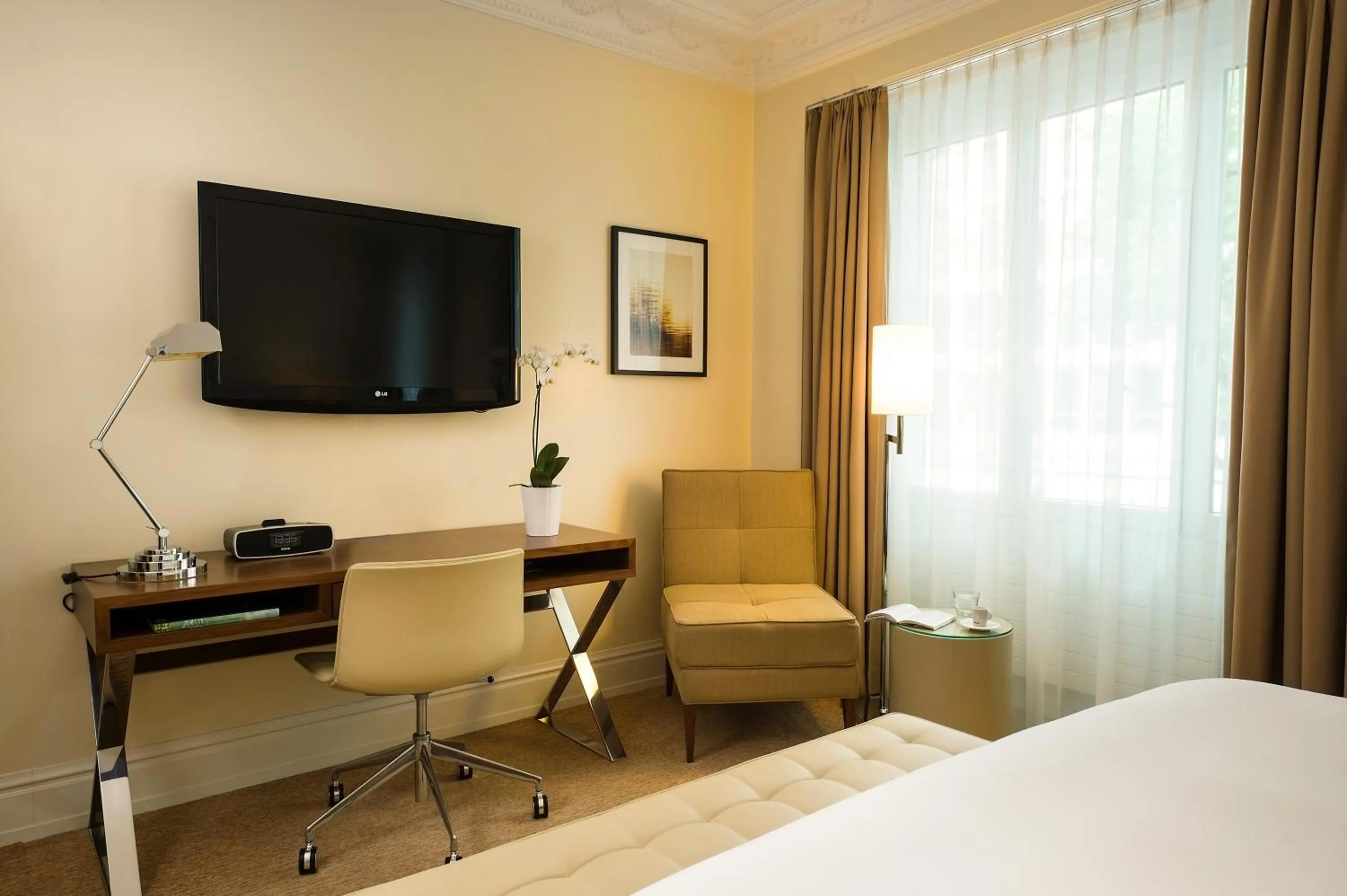 TV and multimedia, Bed in Renaissance Lucerne Hotel