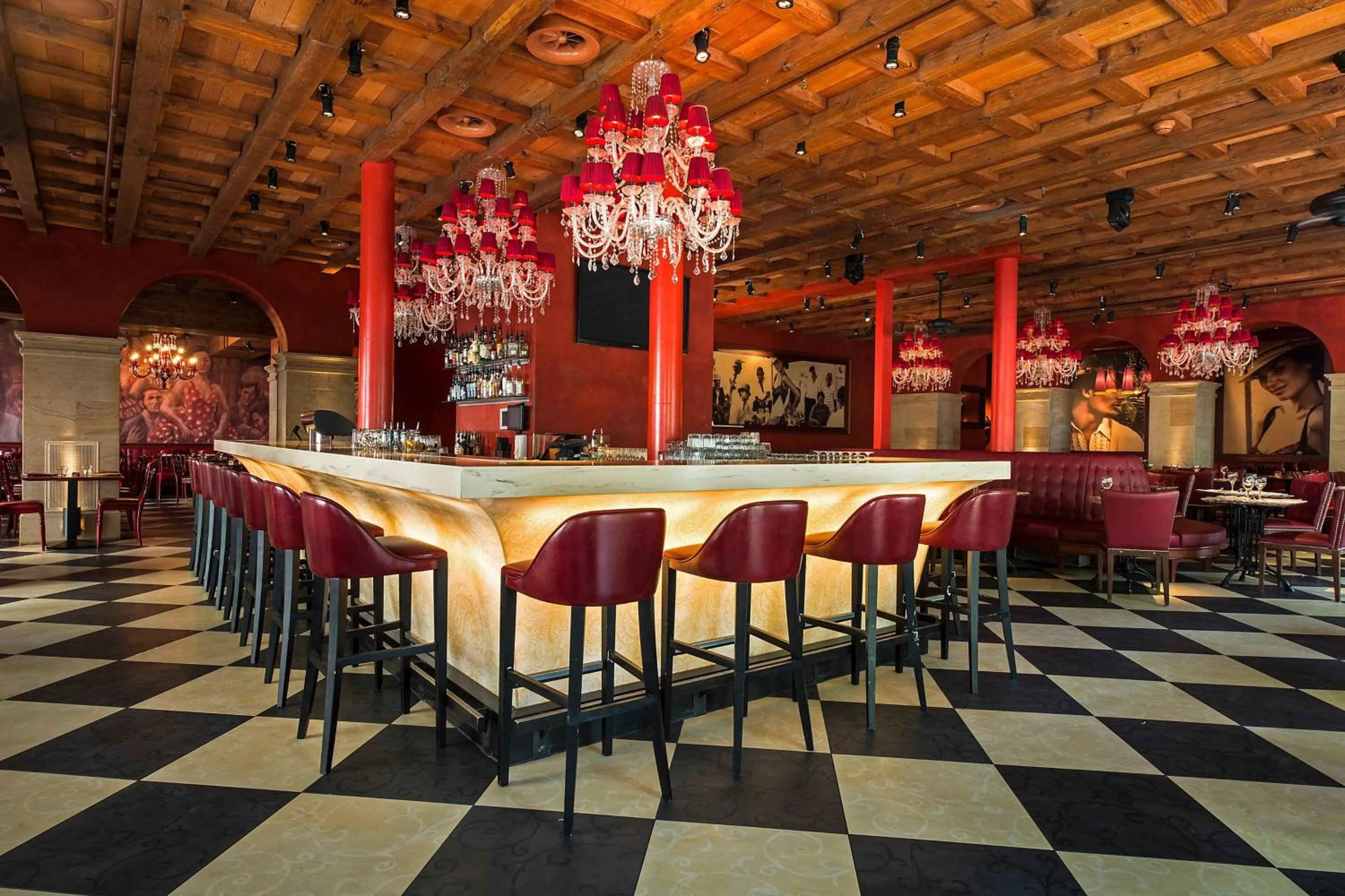 Lounge or bar in Renaissance Lucerne Hotel