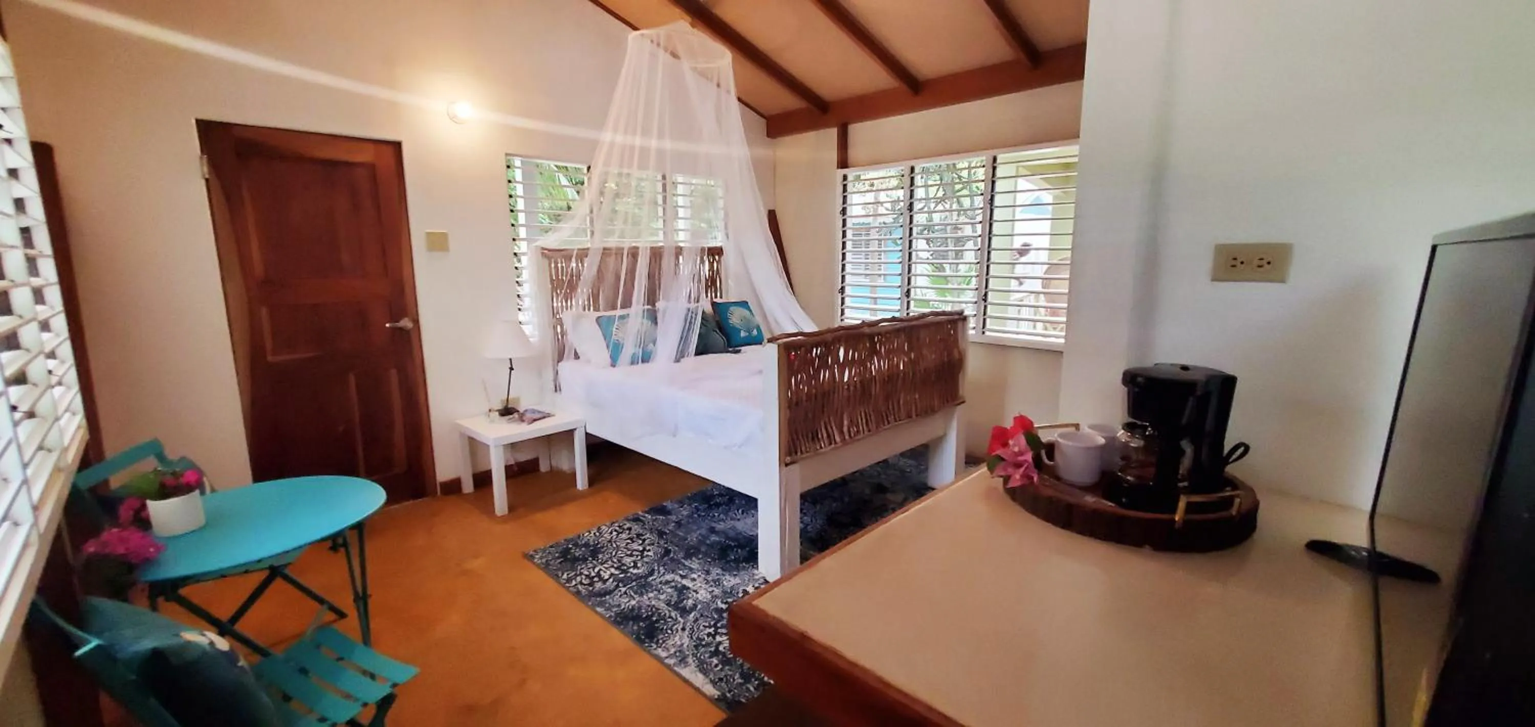 Photo of the whole room in Bak A Yaad