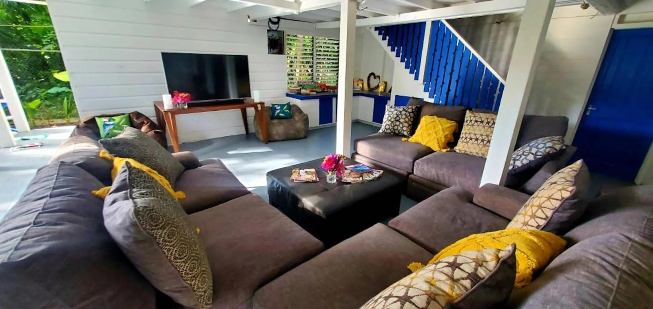 Communal lounge/ TV room in Bak A Yaad