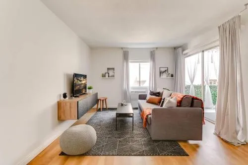 Sophisticated Long Beach Suite with Patio Dining and Parking NRP21-00185