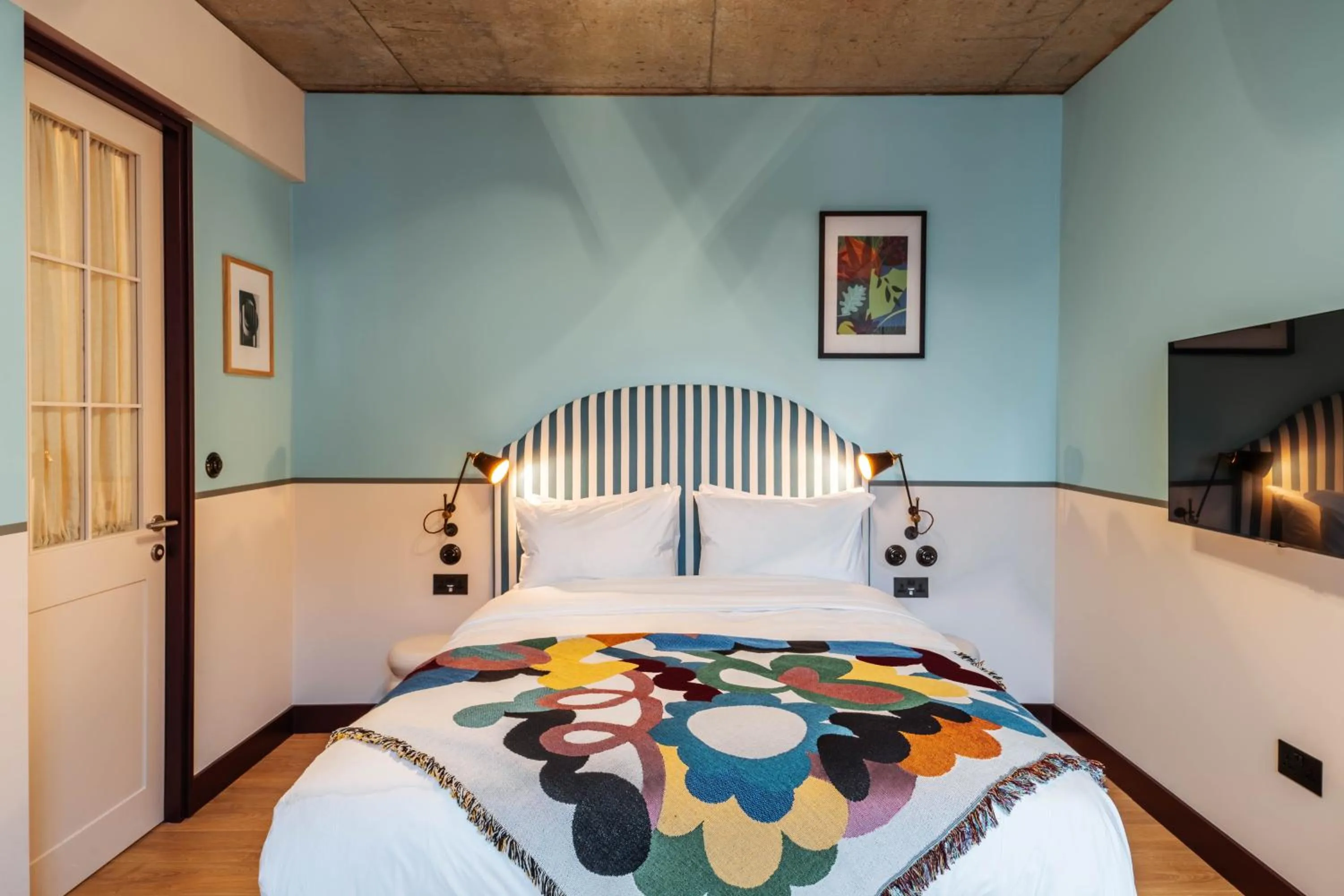 Bed in room2 London Chiswick Hometel