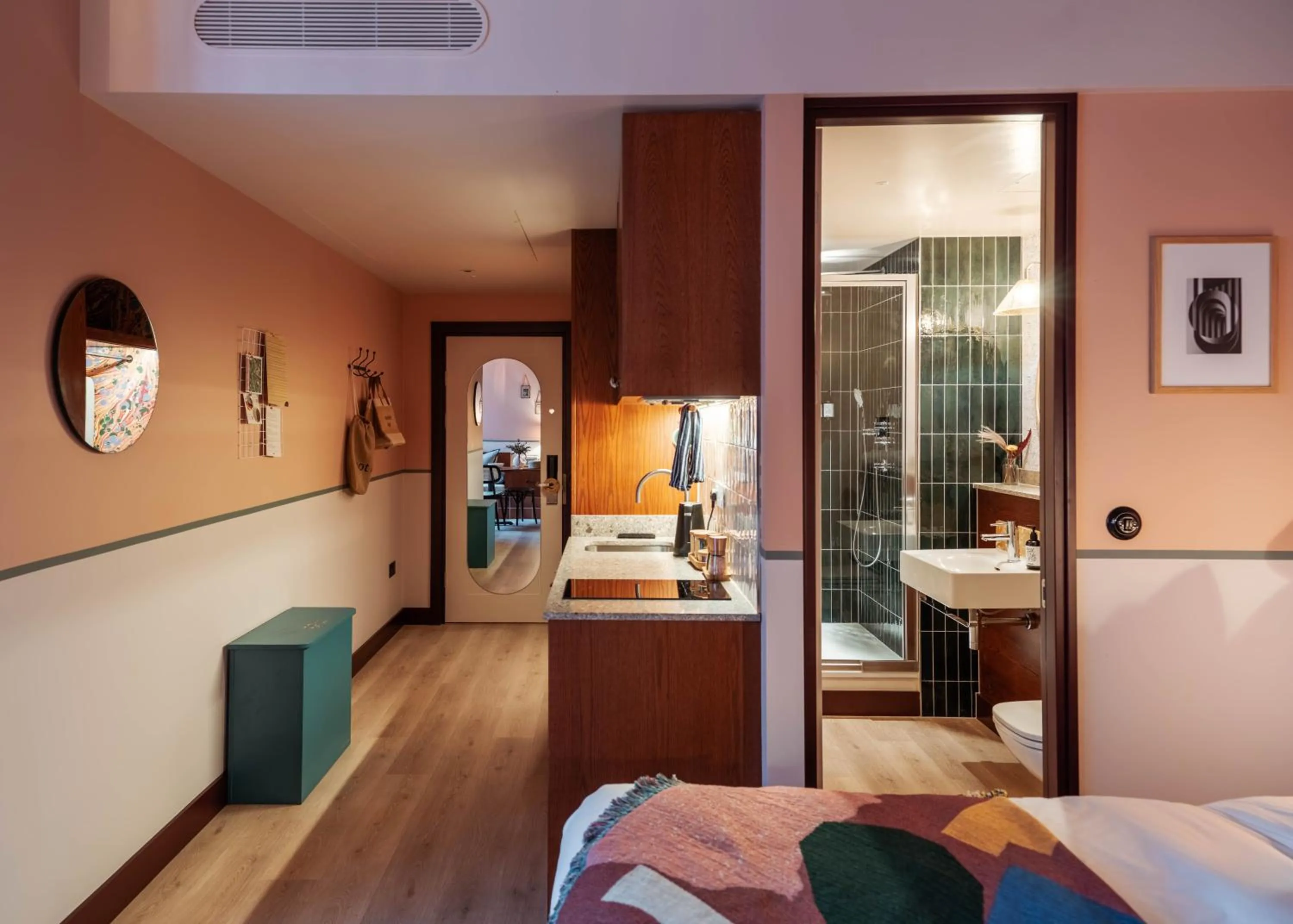 Kitchen or kitchenette, Bed in room2 London Chiswick Hometel