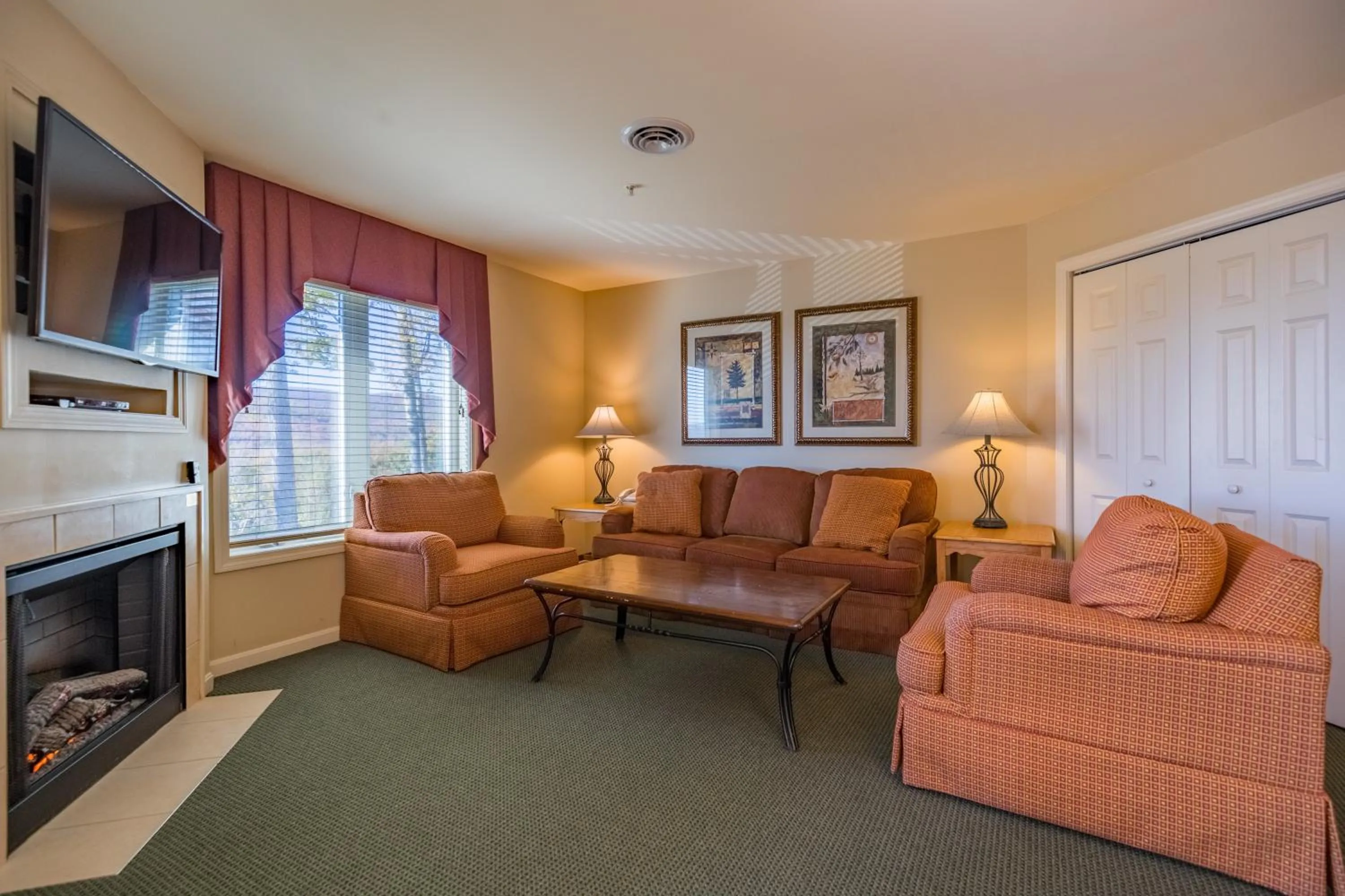 Deluxe Two Bedroom in Vacation Village in the Berkshires