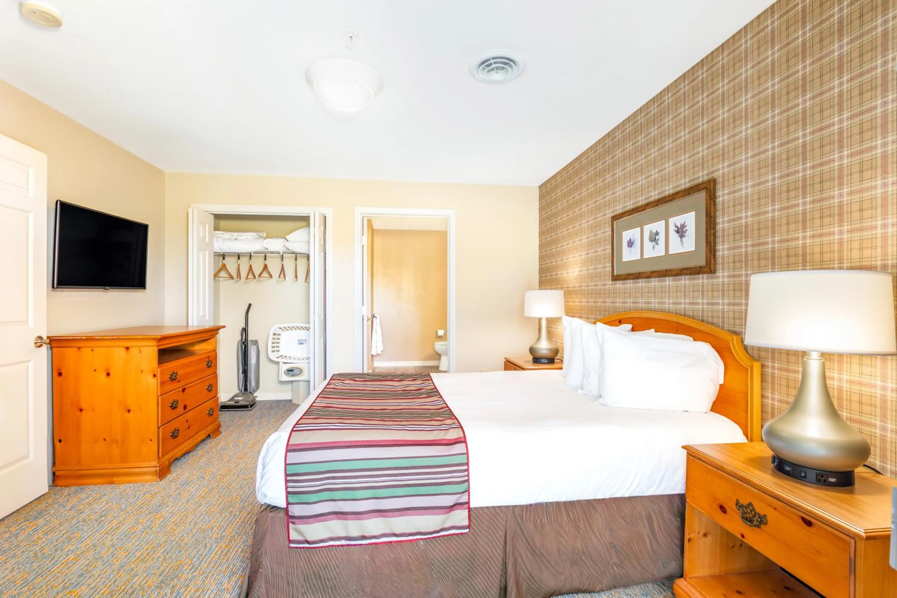 Bedroom, Bed in Vacation Village in the Berkshires