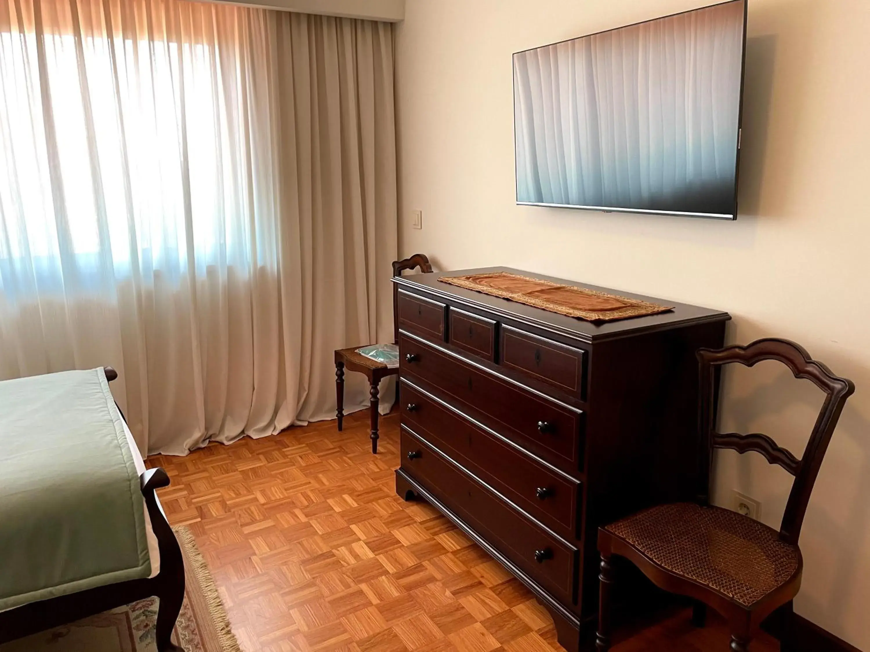 Deluxe Twin Room in Santiago Family House Deluxe Twin Room in Santiago Family House