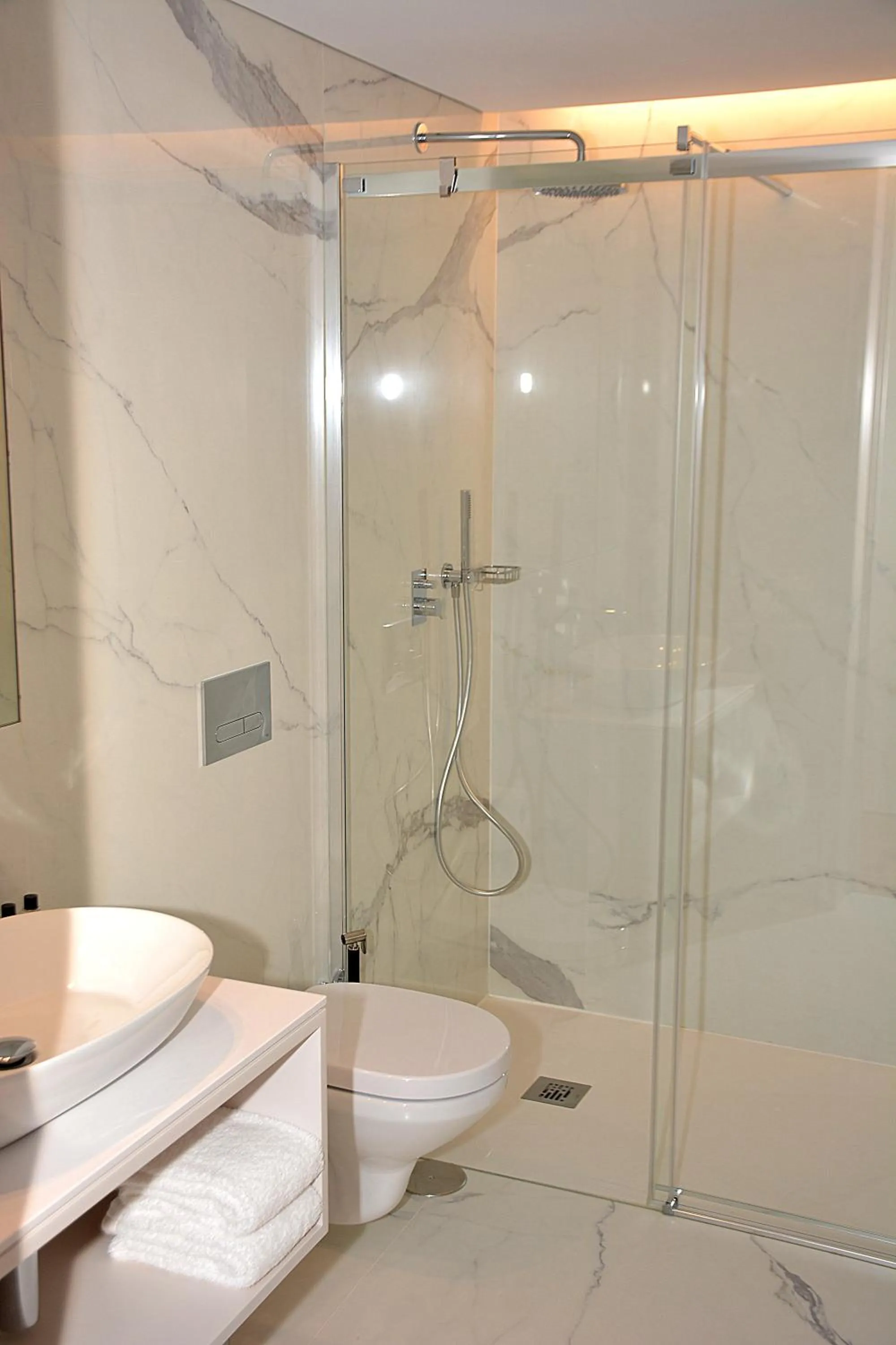 Shower in Santiago Family House