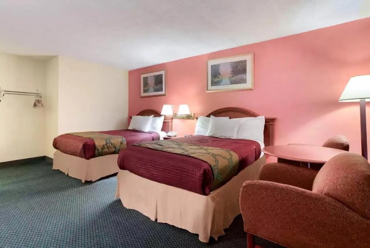 Photo of the whole room, Bed in Royal Inn Clearfield