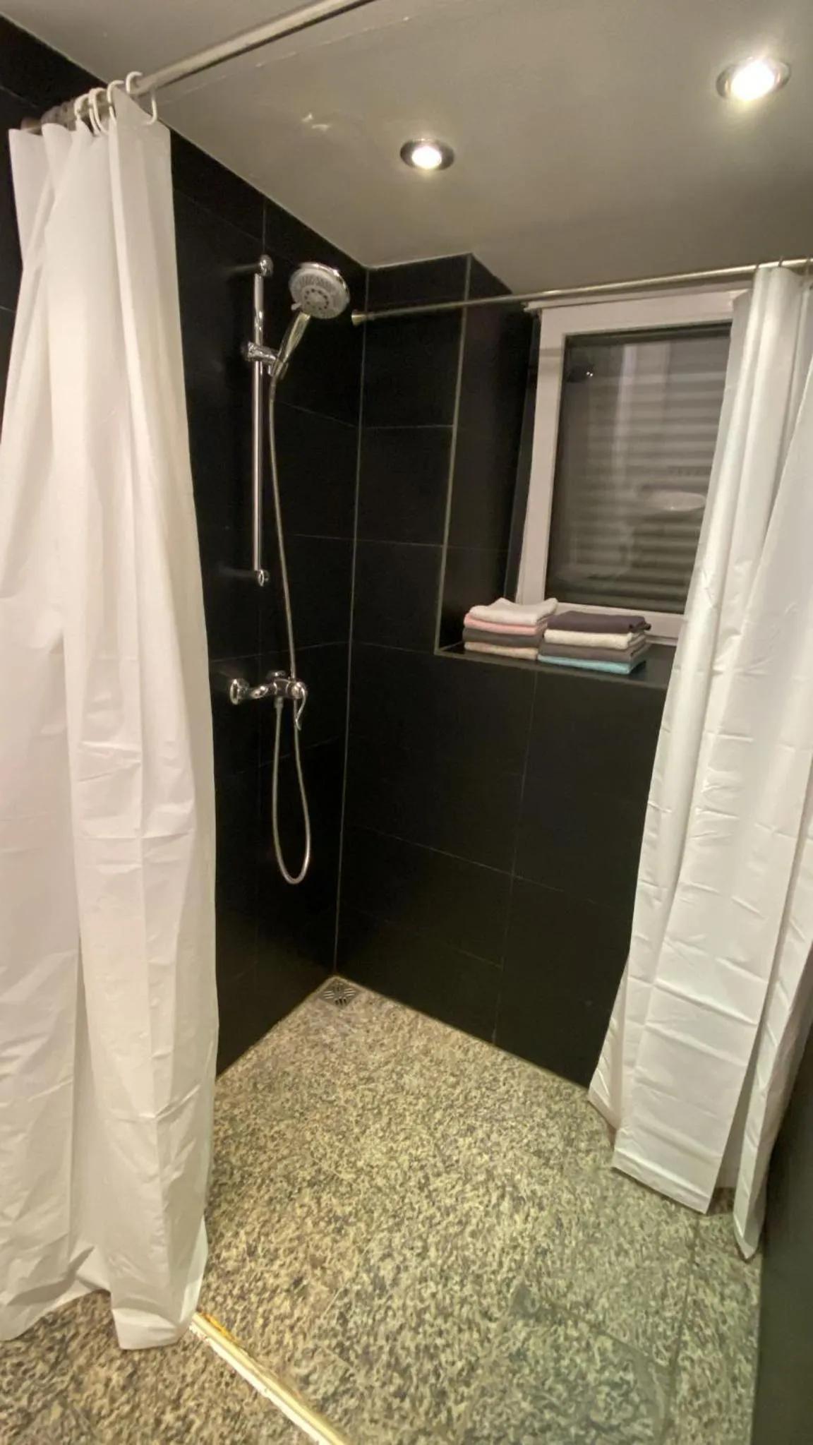 Shower in Geinberg Suites & Via Nova Lodges