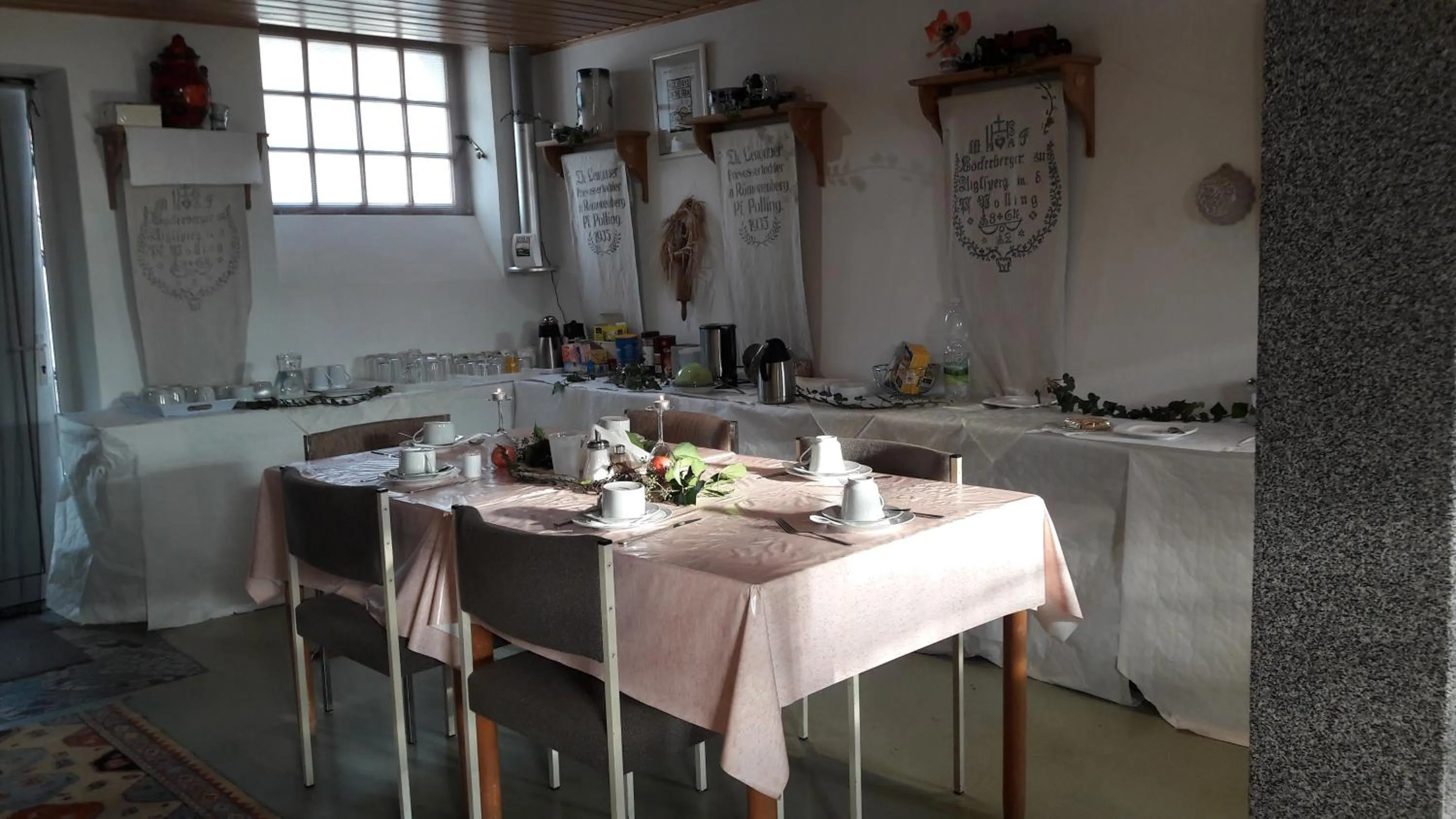 Restaurant/places to eat in Geinberg Suites & Via Nova Lodges