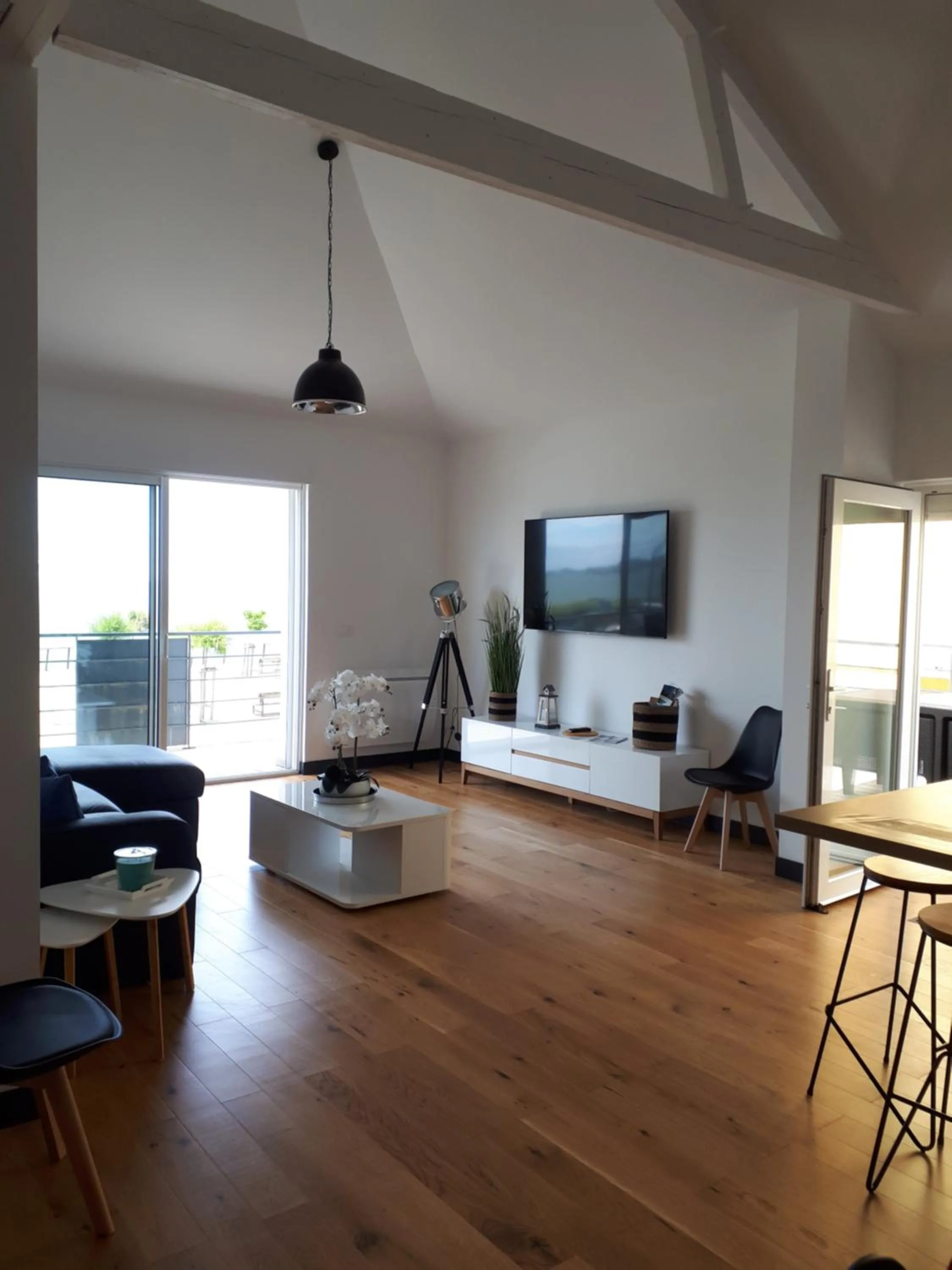 TV and multimedia in Maison et grande terrasse face mer