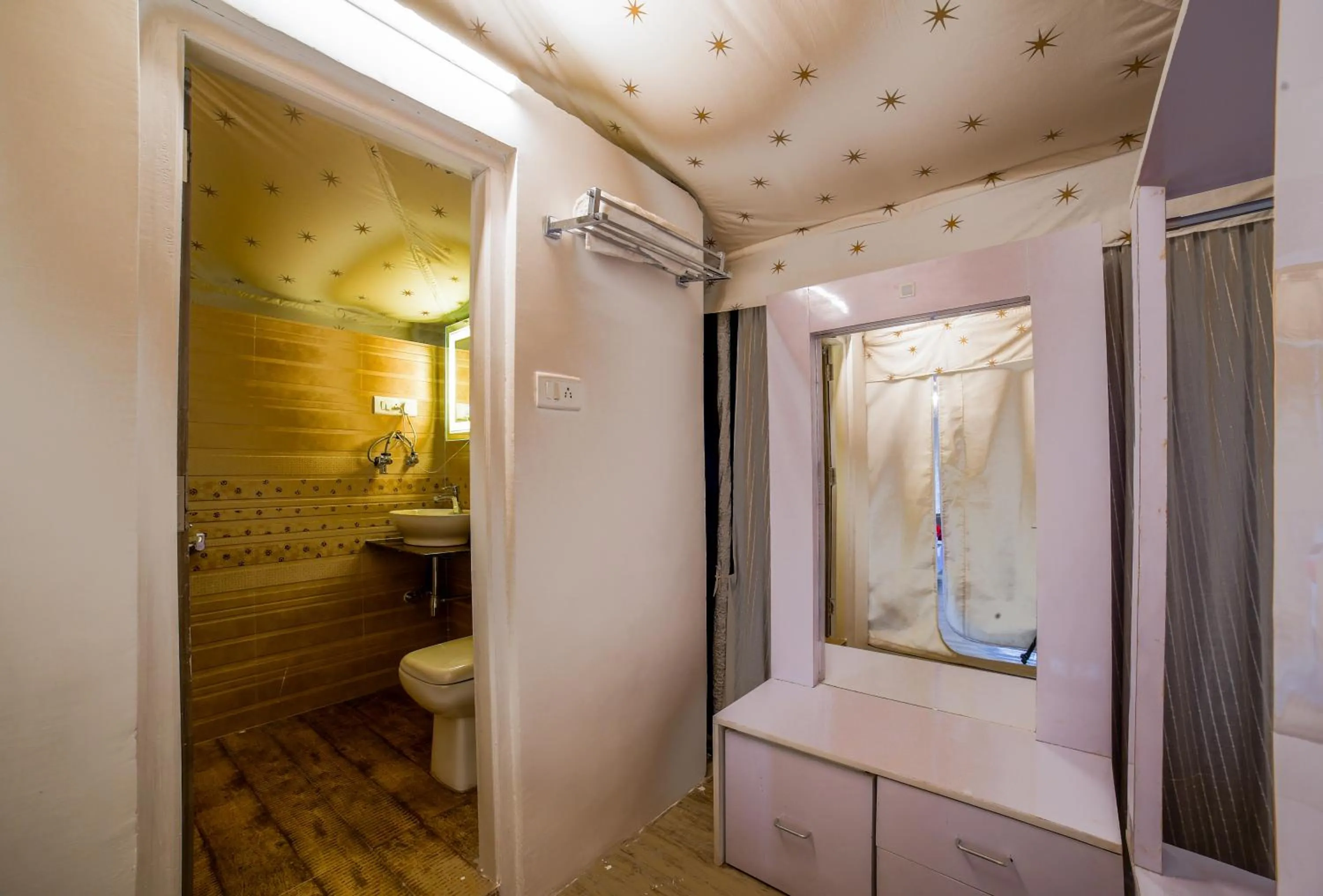 Bathroom in Dawn N Dusk Glamping tents with quintessential valley view