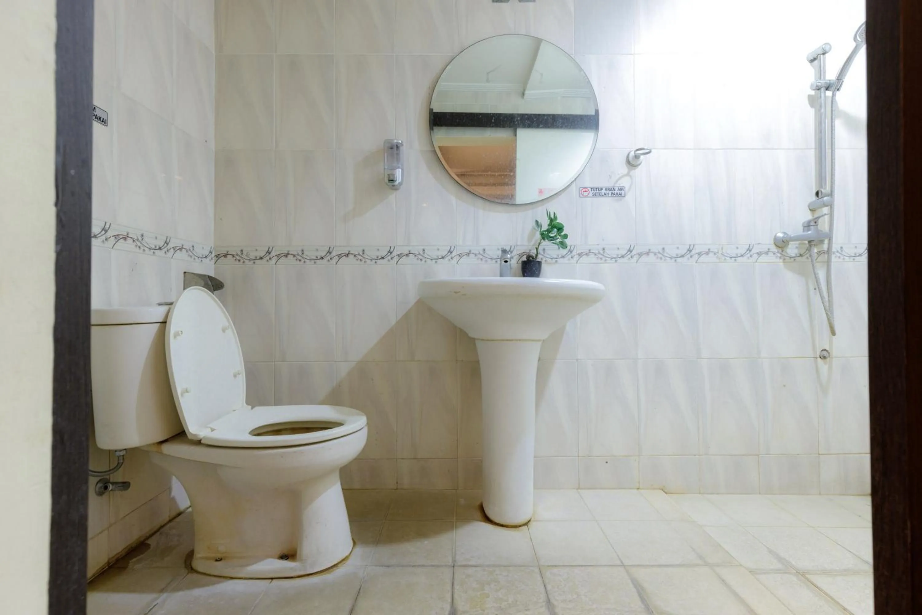 Bathroom in RedDoorz Plus near Simpang Tiga Tritayasa Cilegon