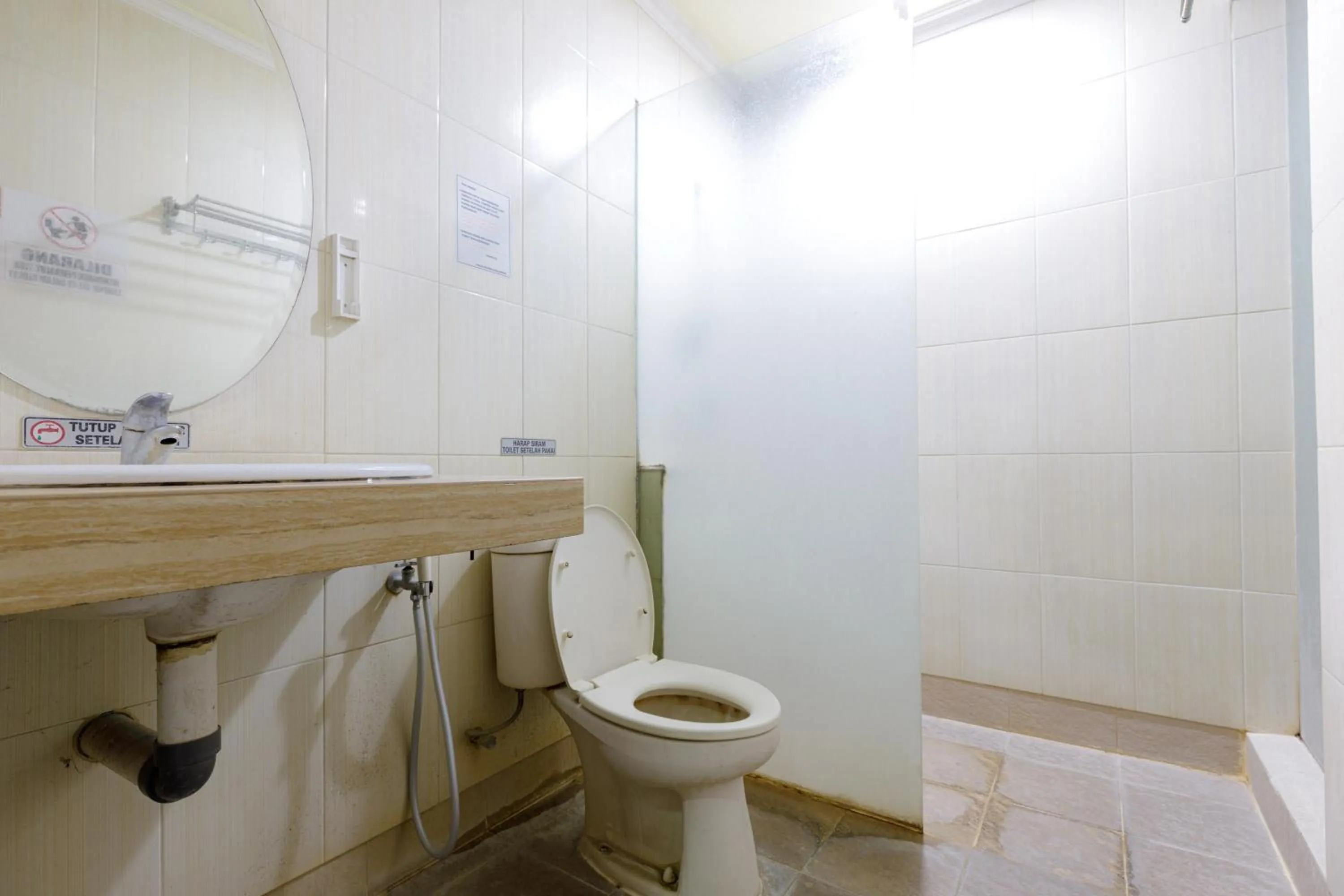 Bathroom in RedDoorz Plus near Simpang Tiga Tritayasa Cilegon