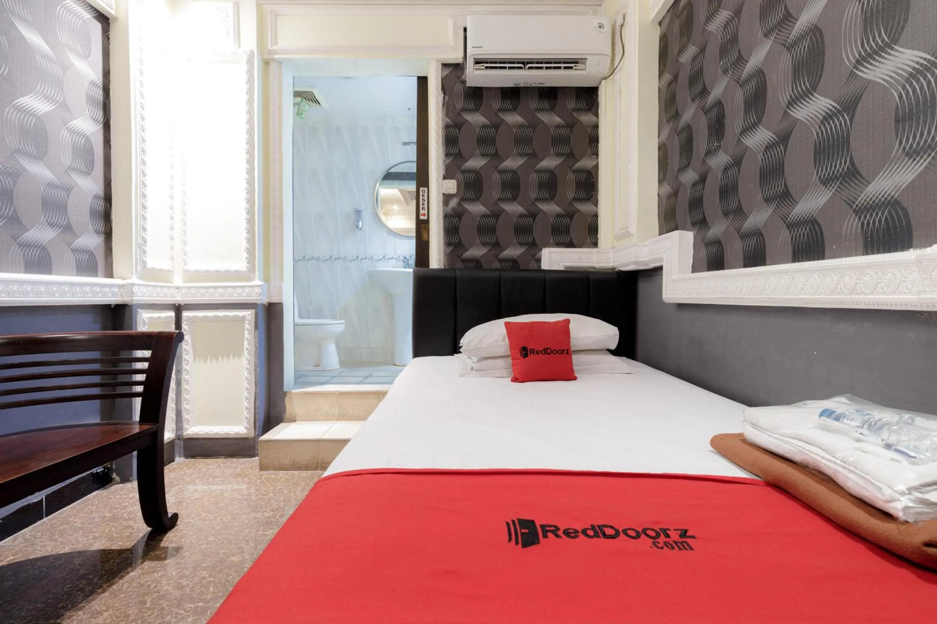 Bedroom, Bed in RedDoorz Plus near Simpang Tiga Tritayasa Cilegon