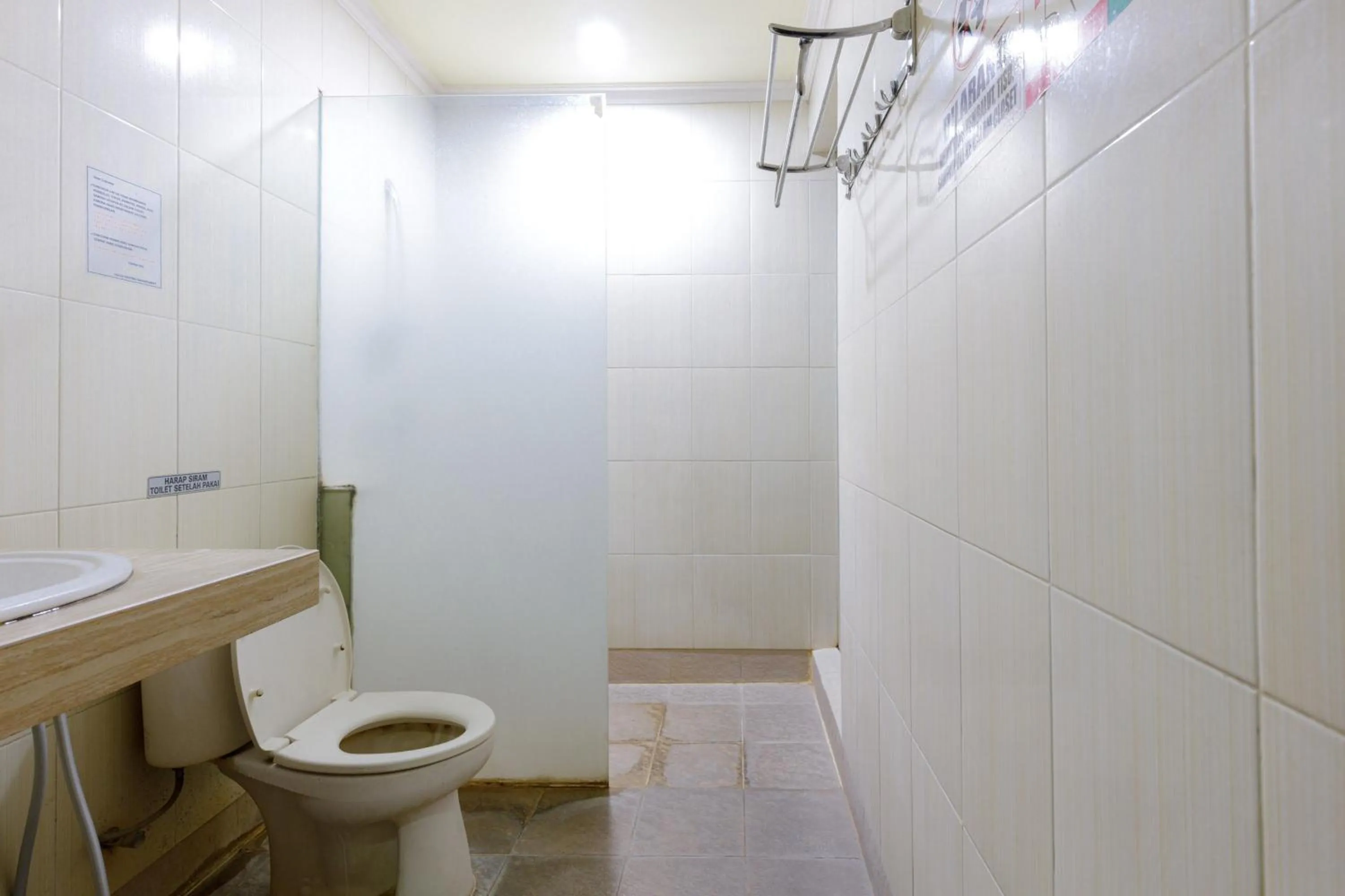 Bathroom in RedDoorz Plus near Simpang Tiga Tritayasa Cilegon