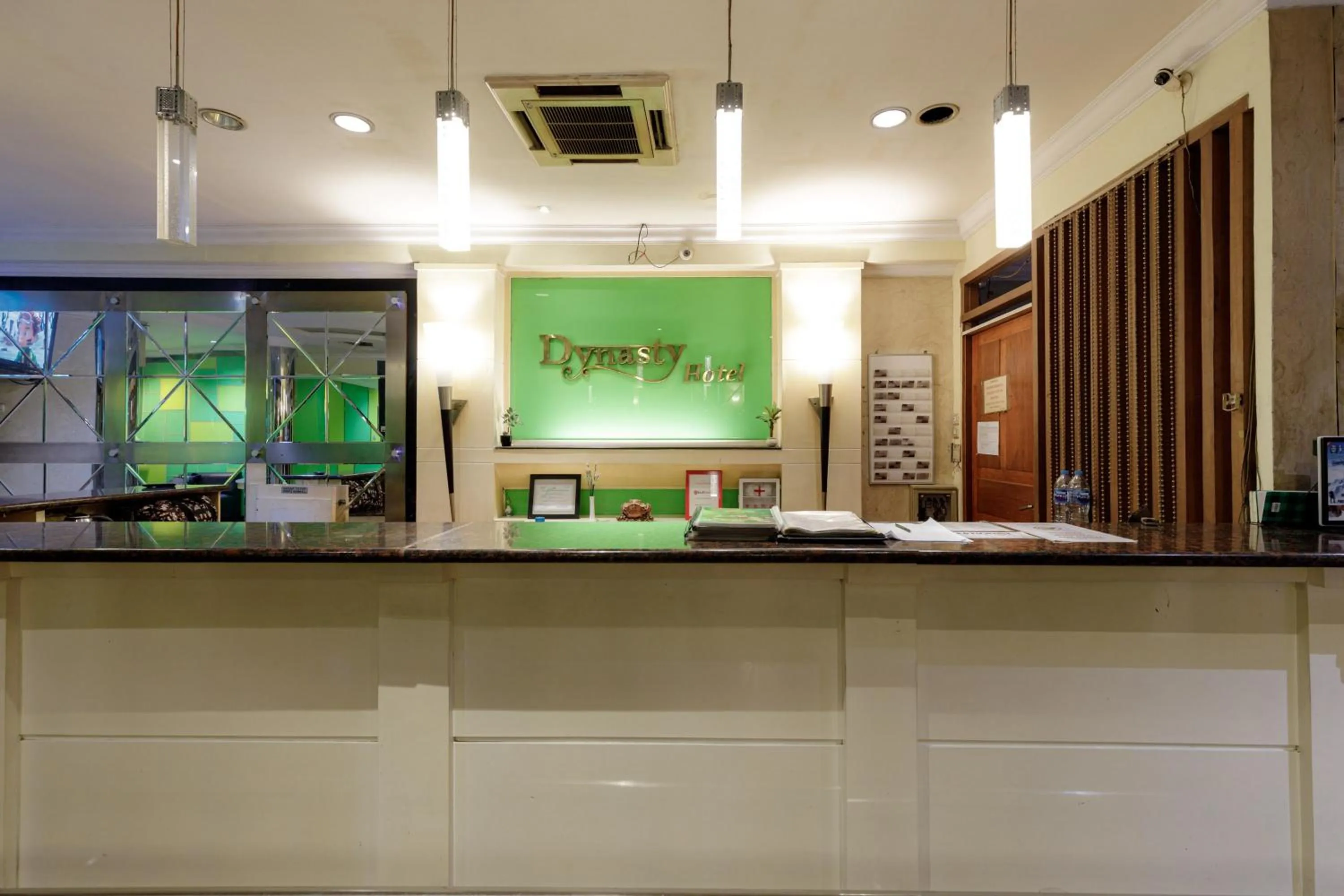 Lobby or reception in RedDoorz Plus near Simpang Tiga Tritayasa Cilegon