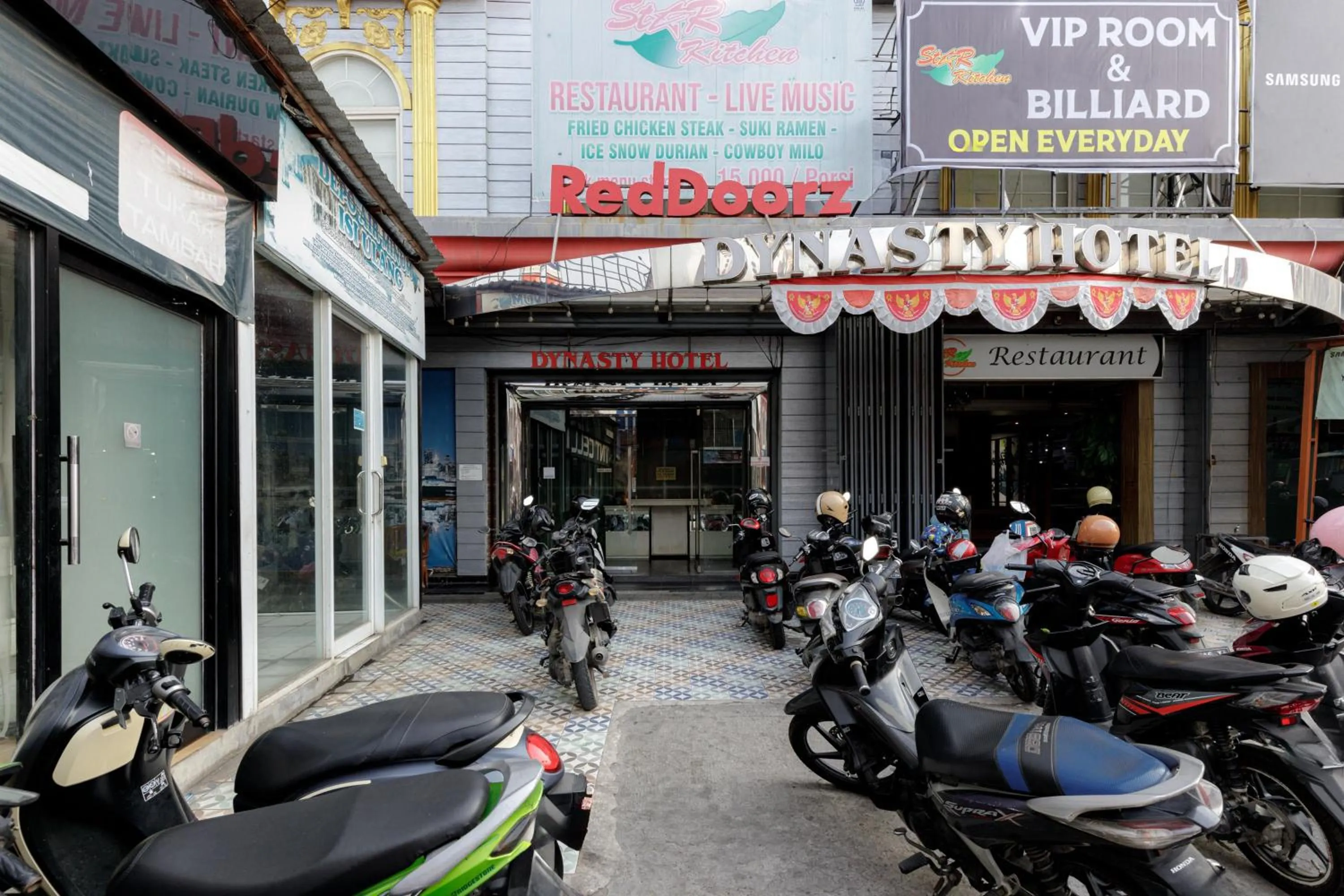 Parking in RedDoorz Plus near Simpang Tiga Tritayasa Cilegon