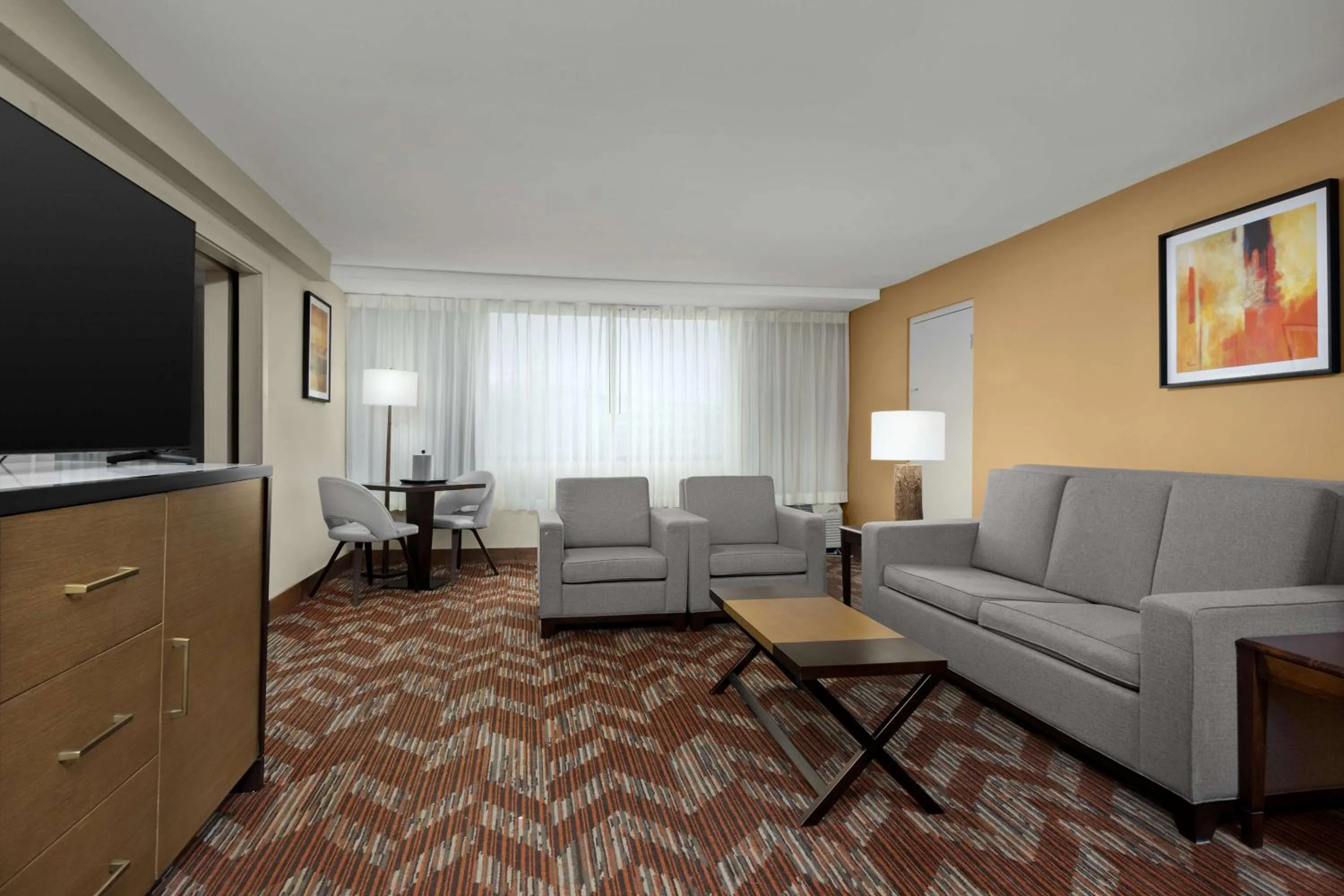 Living room in Doubletree By Hilton Greensboro Airport
