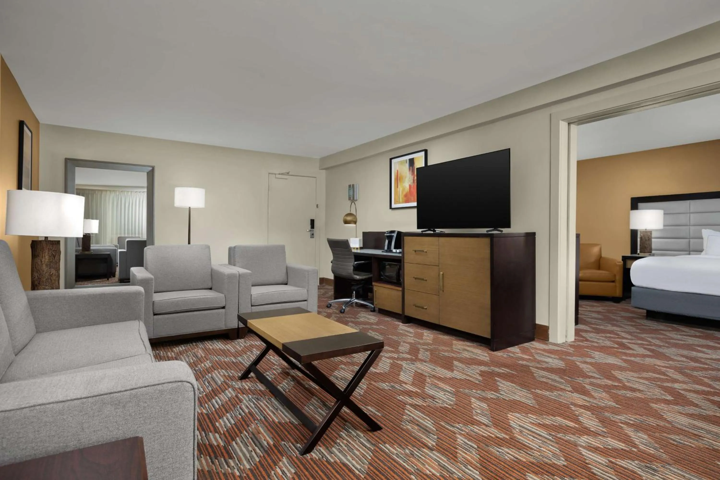 Living room, Bed in Doubletree By Hilton Greensboro Airport